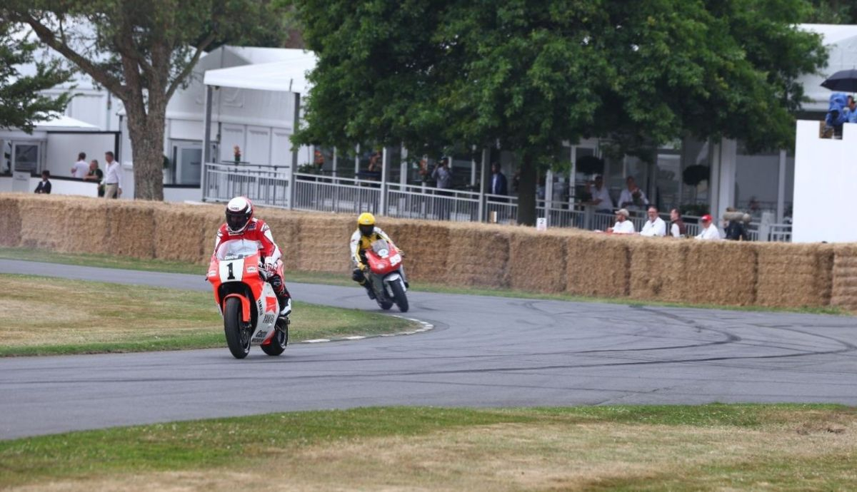 Wayne Rainey con la Yamaha YZR500 seguido por Kenny Roberts