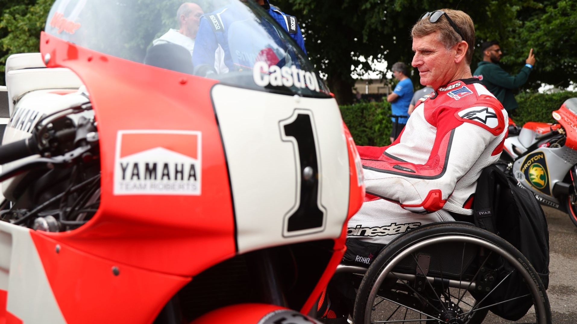 Wayne Rainey junto a su Yamaha YZR500 en el Goodwood FOS 2022