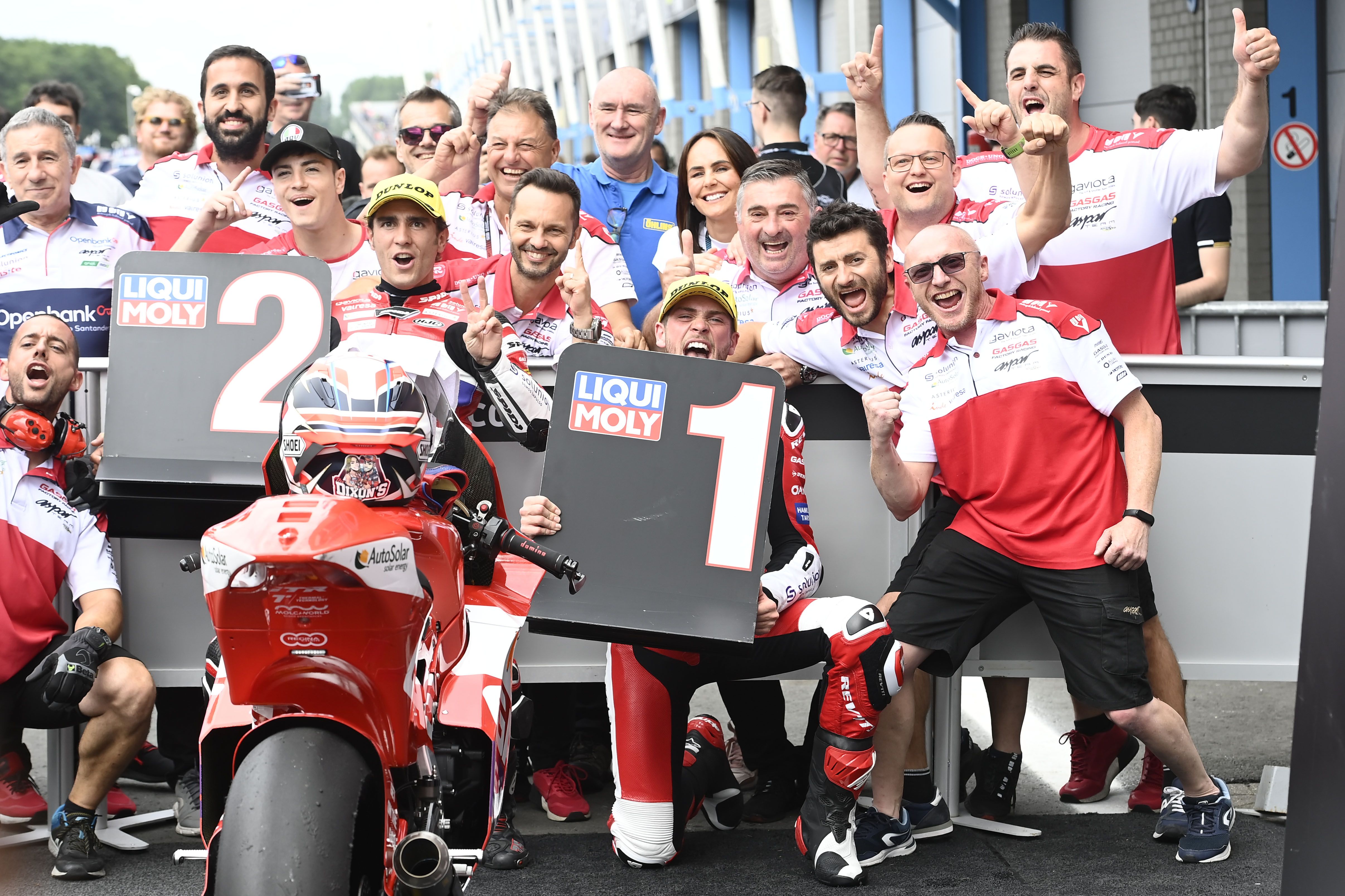 Jake Dixon le roba la pole de Moto2 a su compañero Albert Arenas