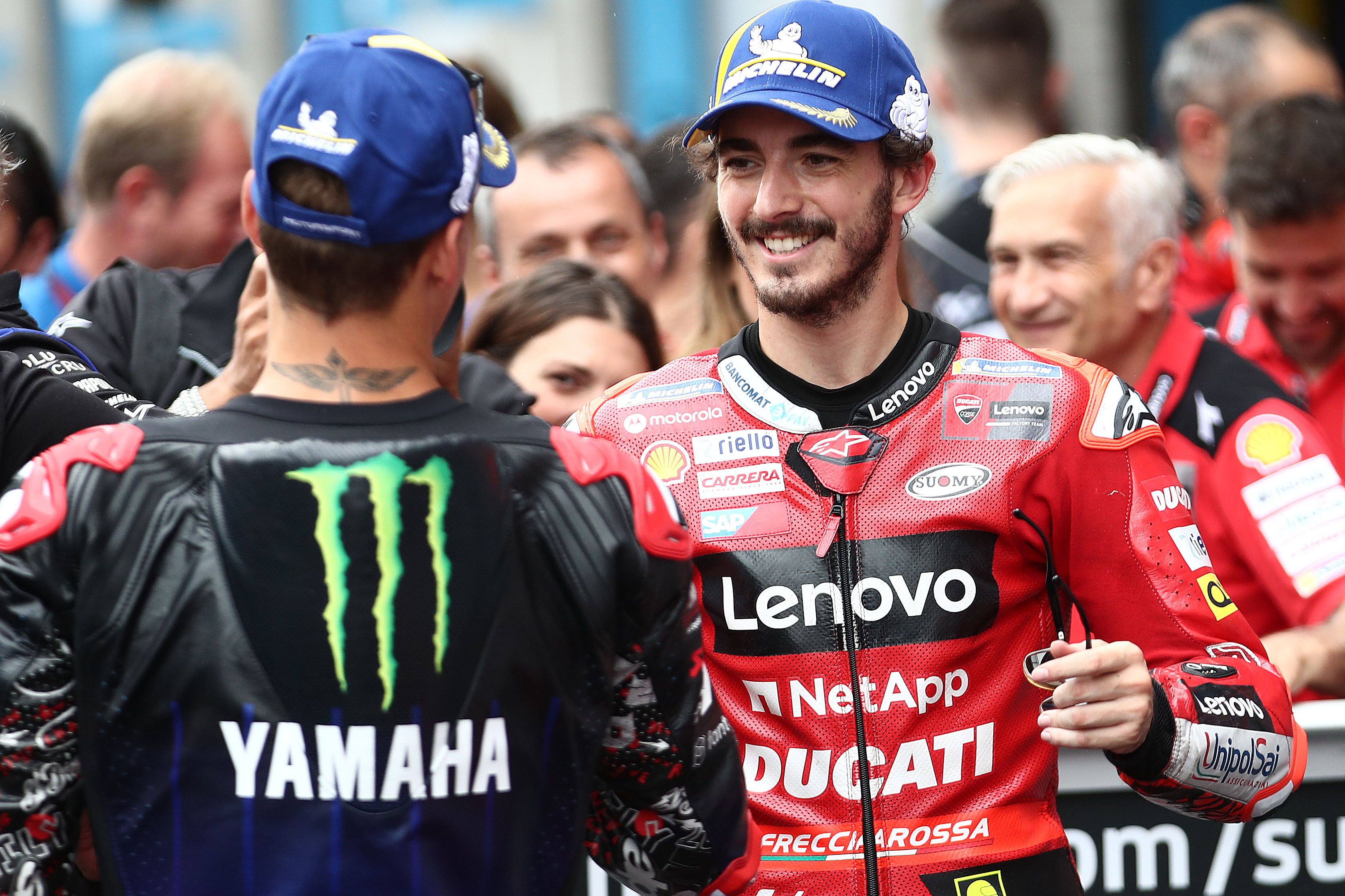 Pecco Bagnaia saluda a Fabio Quartararo tras lograr la pole en Assen.