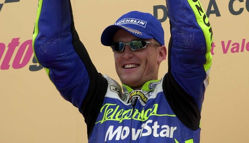 Sete Gibernau en el podio tras ser el mejor en 500 cc. Fuente: GoldandGoose Sete Gibernau en el podio tras ser el mejor en 500 cc. Fuente: GoldandGoose