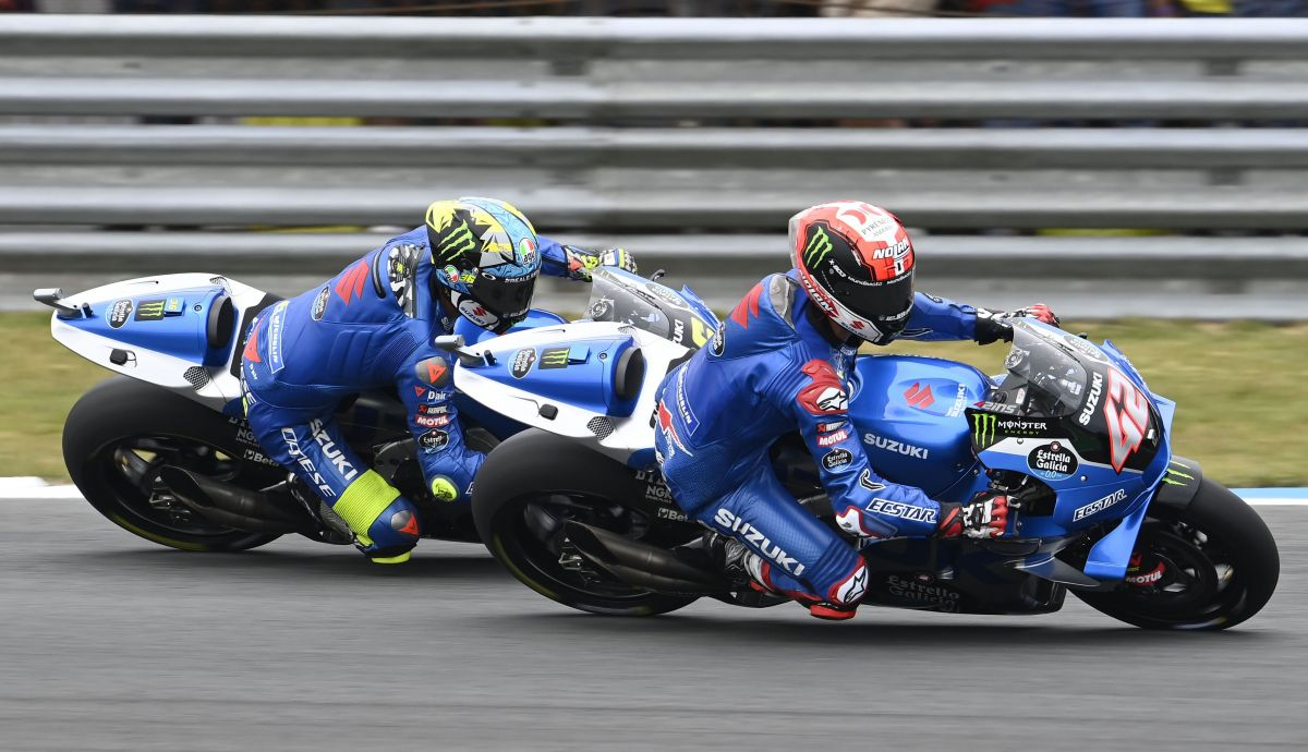 Álex Rins supera a su compañero Joan Mir, MotoGP Assen 2022 Álex Rins supera a su compañero Joan Mir, MotoGP Assen 2022