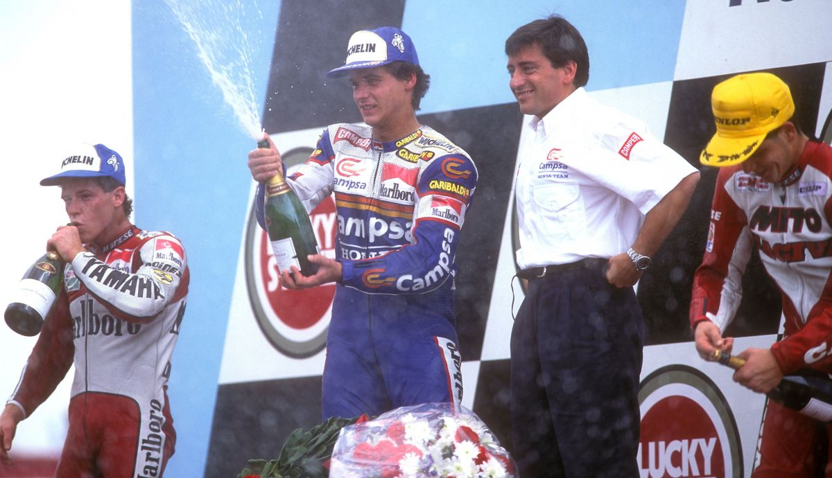 Álex Crivillé en el podio de Assen 1992 con John Kocinski y Alex Barros Álex Crivillé en el podio de Assen 1992 con John Kocinski y Alex Barros