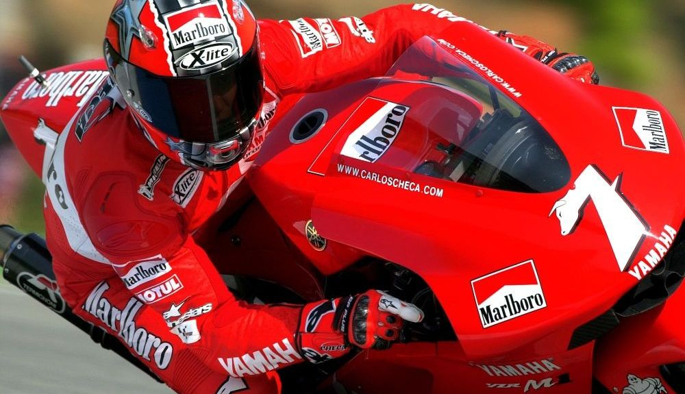 Carlos Checa subido a su moto en plena carrera. Fuente: GoldandGoose Carlos Checa subido a su moto en plena carrera. Fuente: GoldandGoose