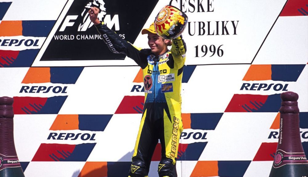 Primera victoria de Valentino Rossi en 125 cc en Brno. Fuente: Gold & Goose Primera victoria de Valentino Rossi en 125 cc en Brno. Fuente: Gold & Goose