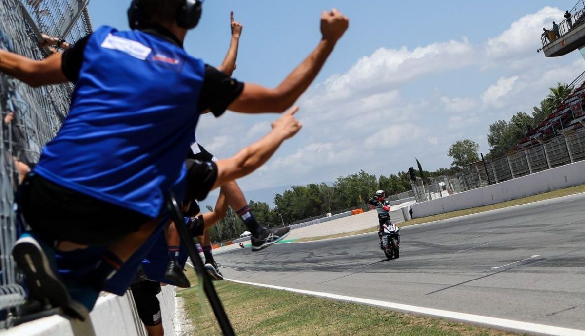 Aleix Viu festeja su victoria en la segunda carrera, donde no tuvo rival