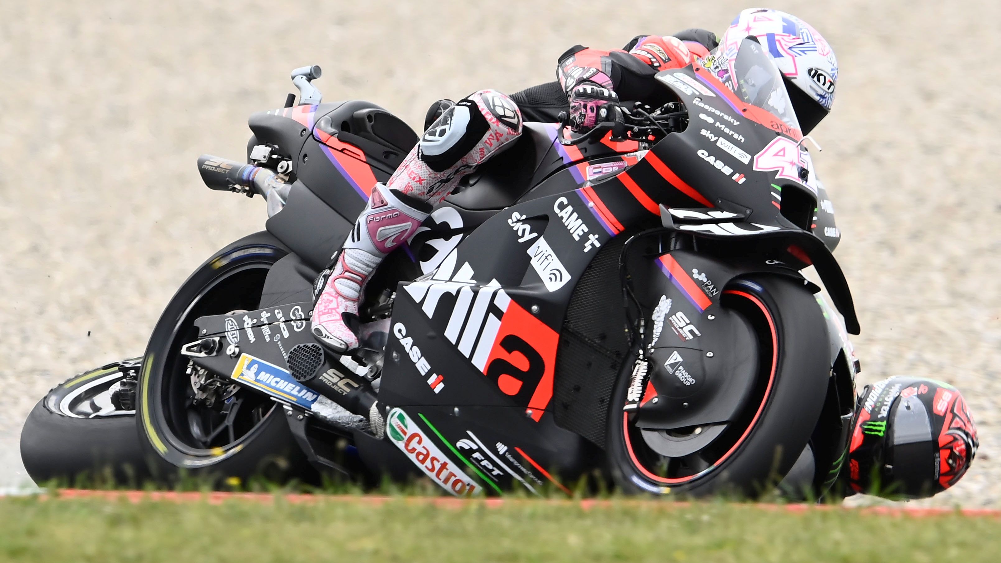 El momento en el que Fabio Quartararo cae de su Yamaha y Aleix Espargaró se va a la grava en Assen