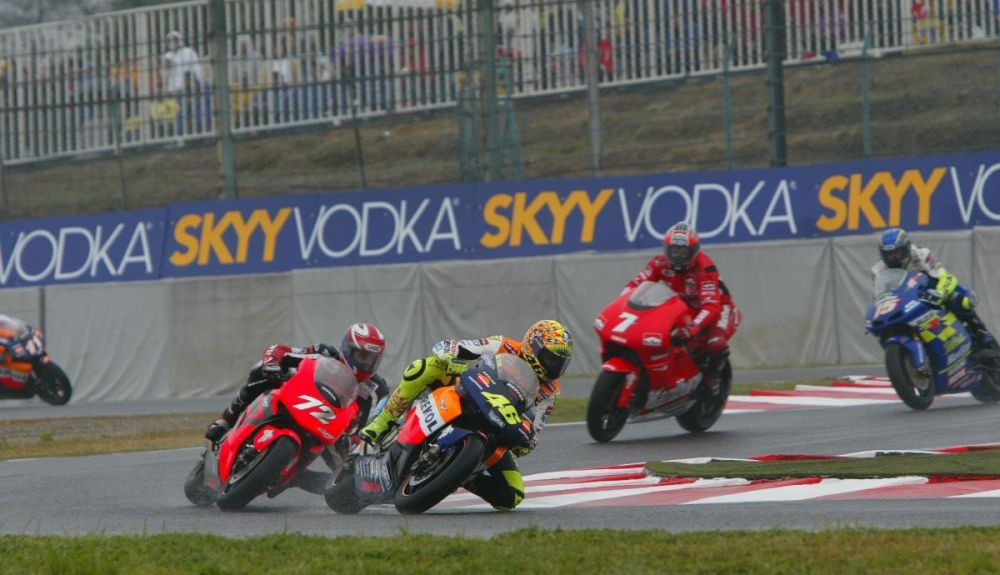 Valentino Rossi liderando en Japón 2002. Fuente: Gold & Goose Valentino Rossi liderando en Japón 2002. Fuente: Gold & Goose
