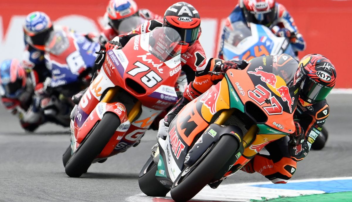 Augusto Fernández lidera en la chicane delante de Albert Arenas