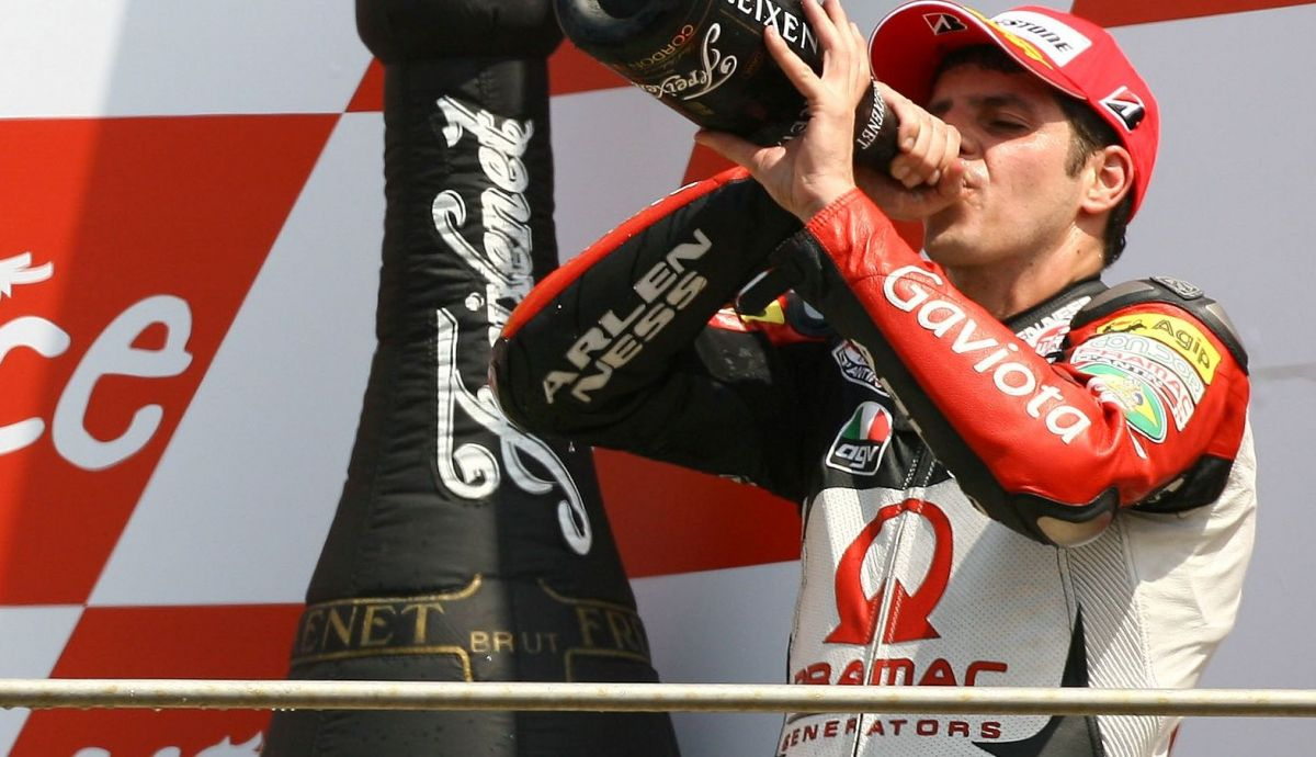 Alex Barros logró su último podio con Ducati Alex Barros logró su último podio con Ducati