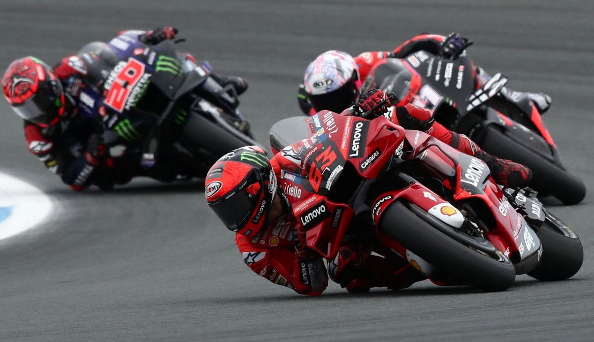 Pecco Bagnaia comanda ante Aleix Espargaró y Fabio Quartararo Pecco Bagnaia comanda ante Aleix Espargaró y Fabio Quartararo