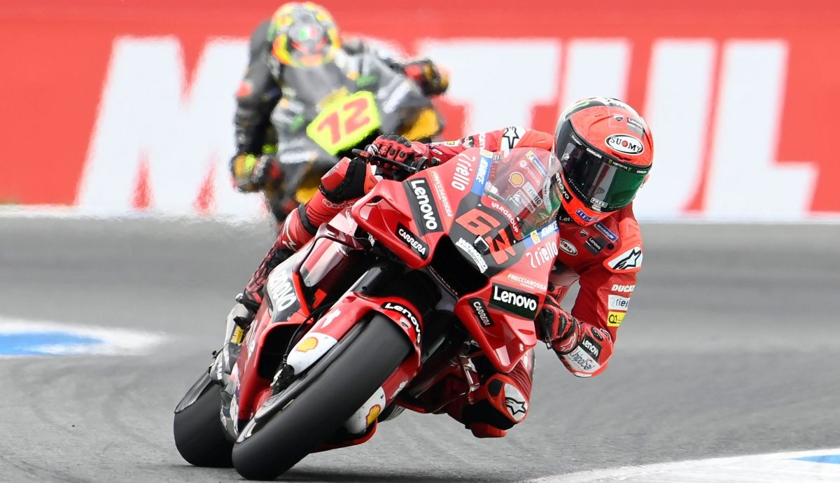 Pecco Bagnaia seguido por Marco Bezzecchi en Assen Pecco Bagnaia seguido por Marco Bezzecchi en Assen