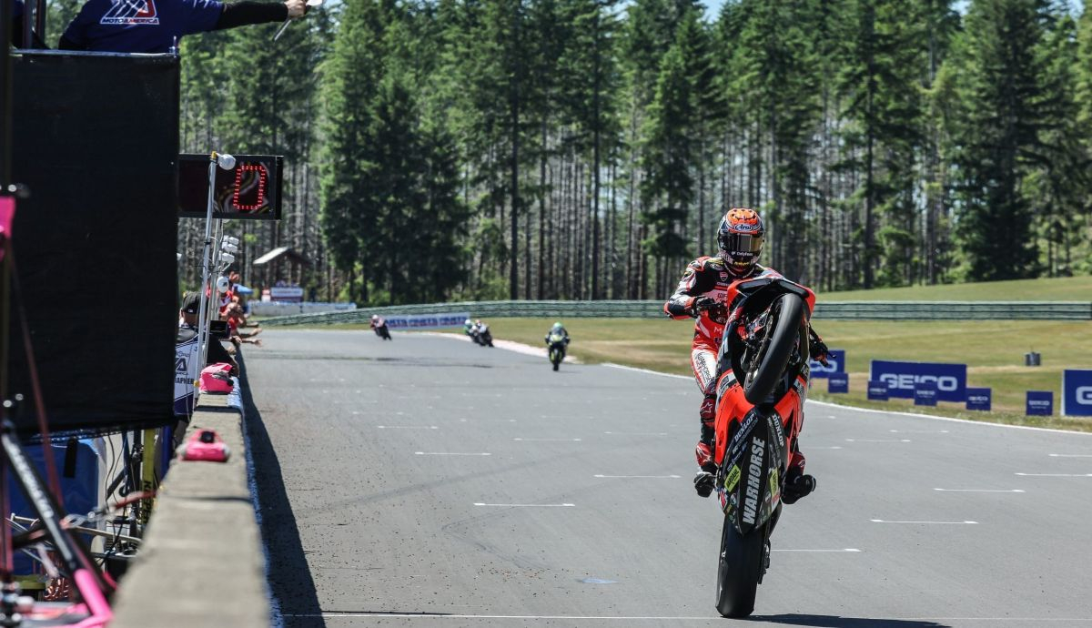 Josh Herrin festeja la victoria con un espectacular caballito con la Ducati Panigale V2 Josh Herrin festeja la victoria con un espectacular caballito con la Ducati Panigale V2