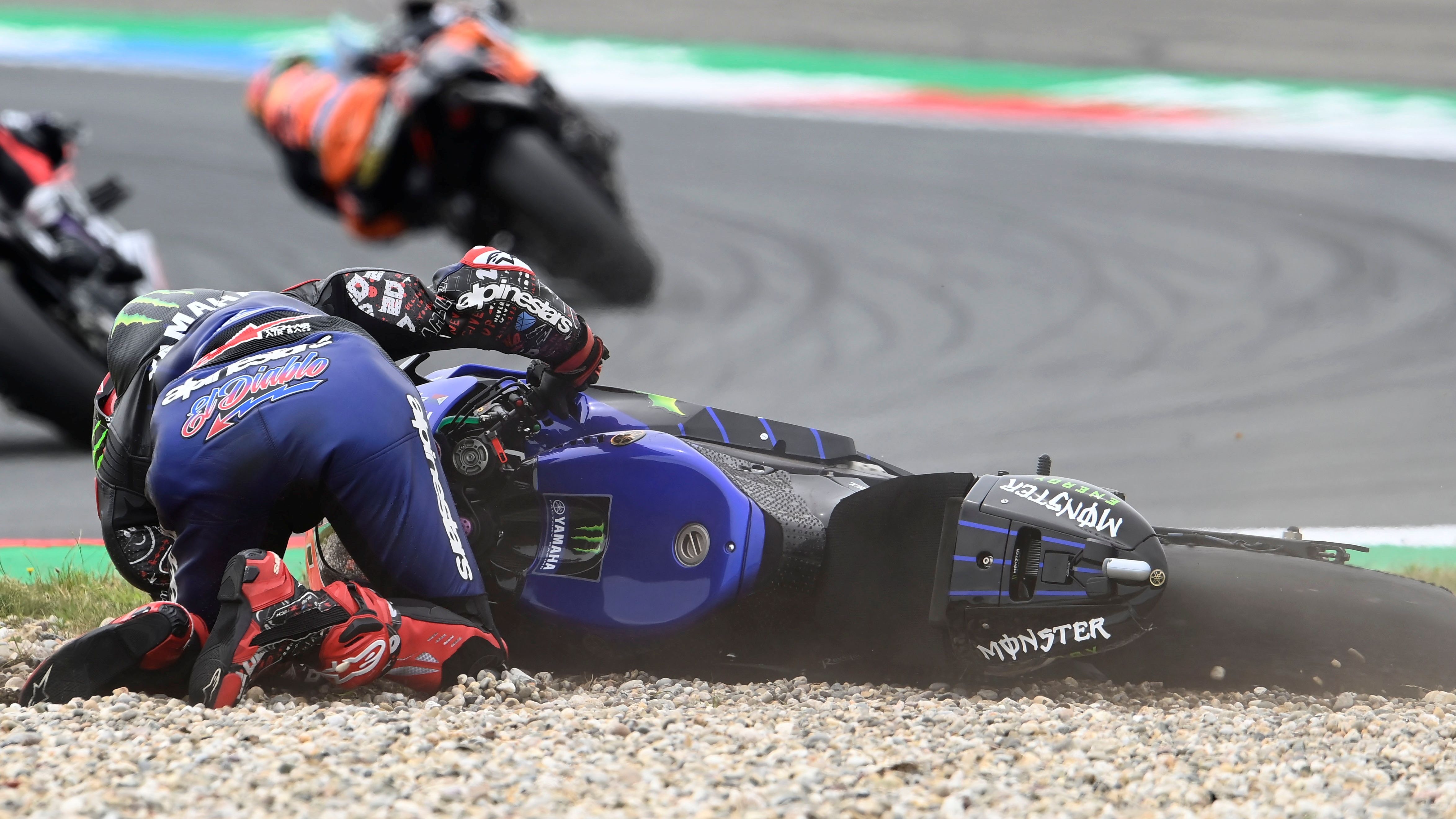 Fabio Quartararo intenta recuperar la moto tras caerse en la carrera de MotoGP en Assen 2022