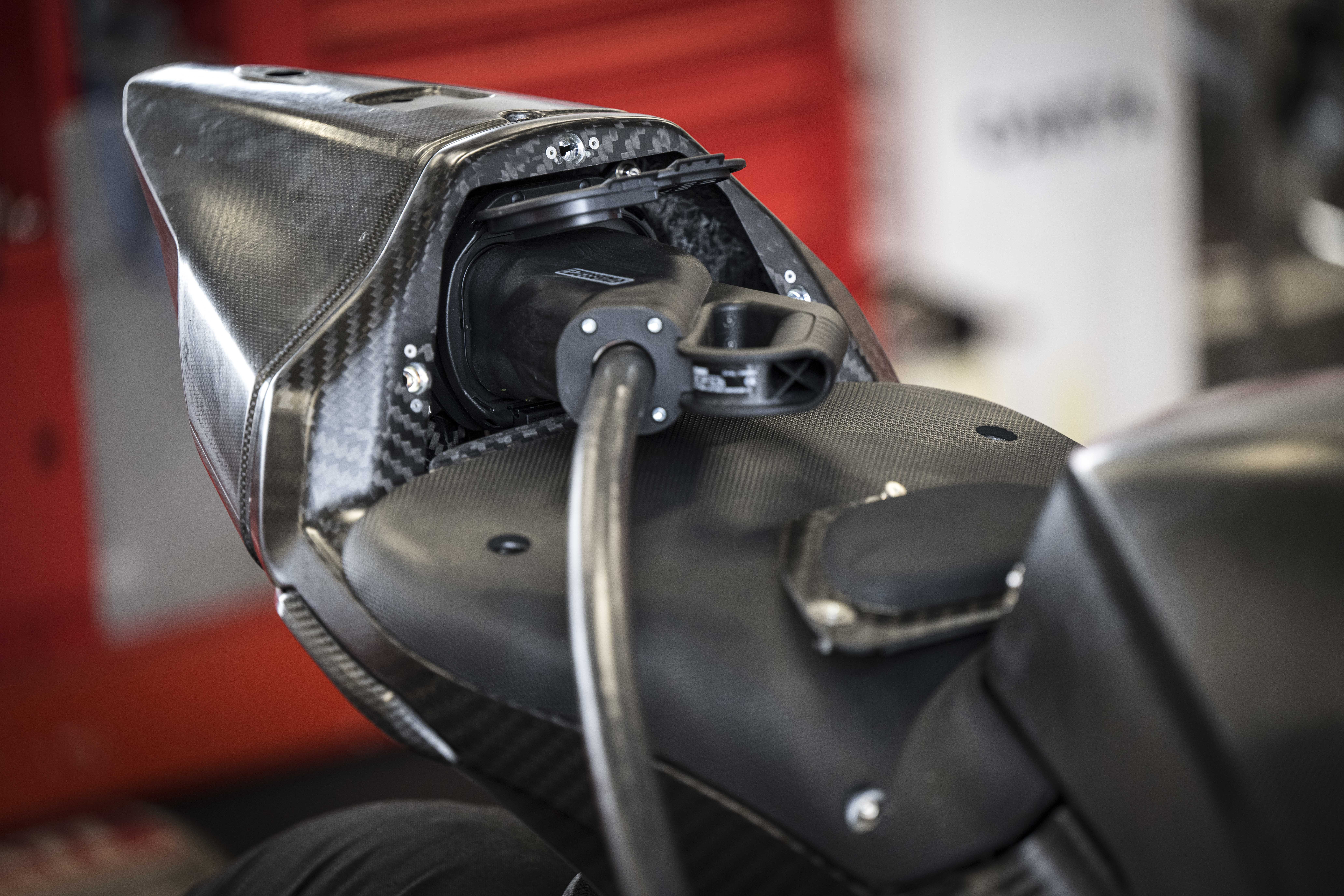 Ducati V21L Detalles (1)