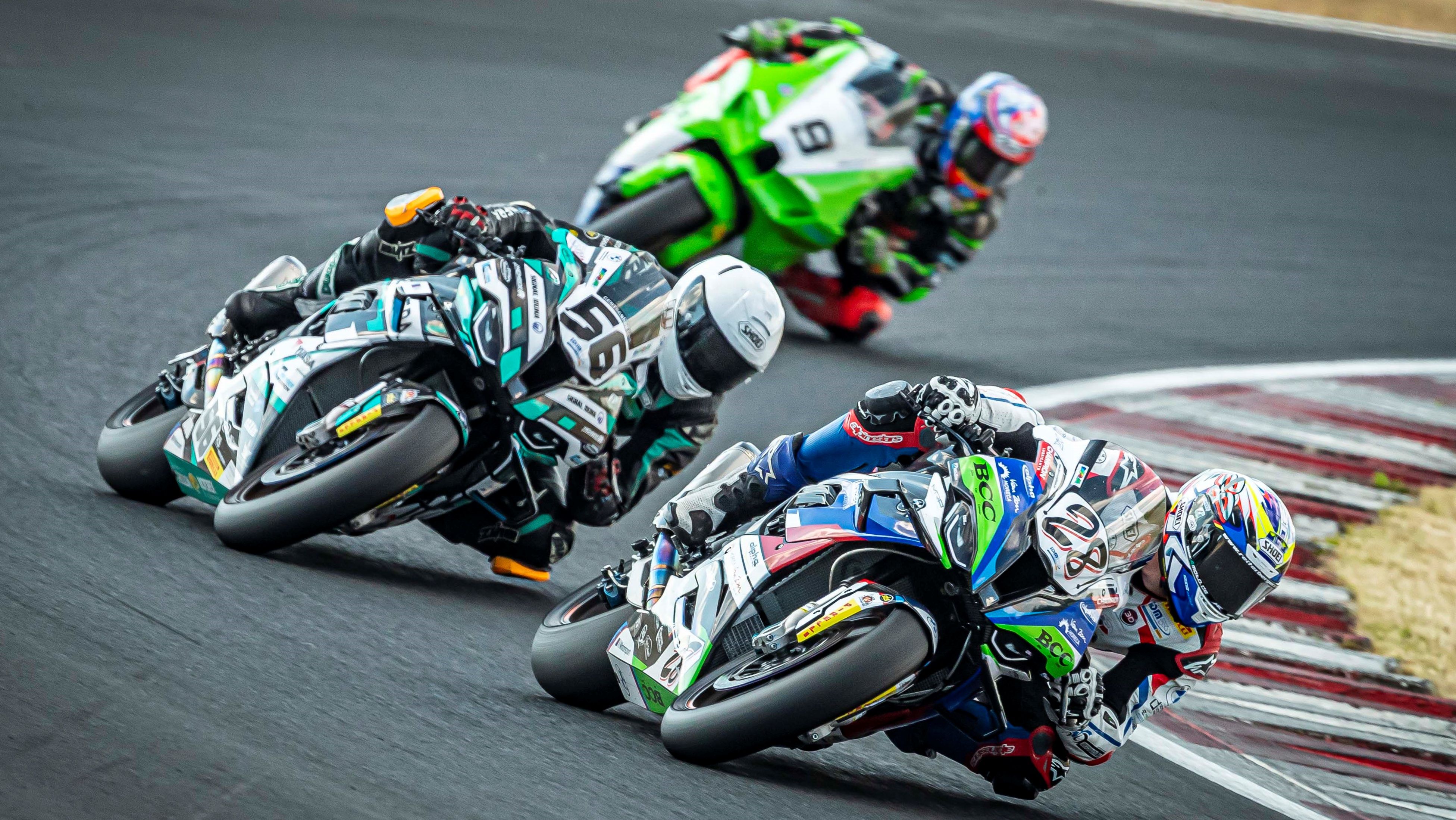 Markus Reiterberger seguido por Toni Finsterbusch y Leon Haslam