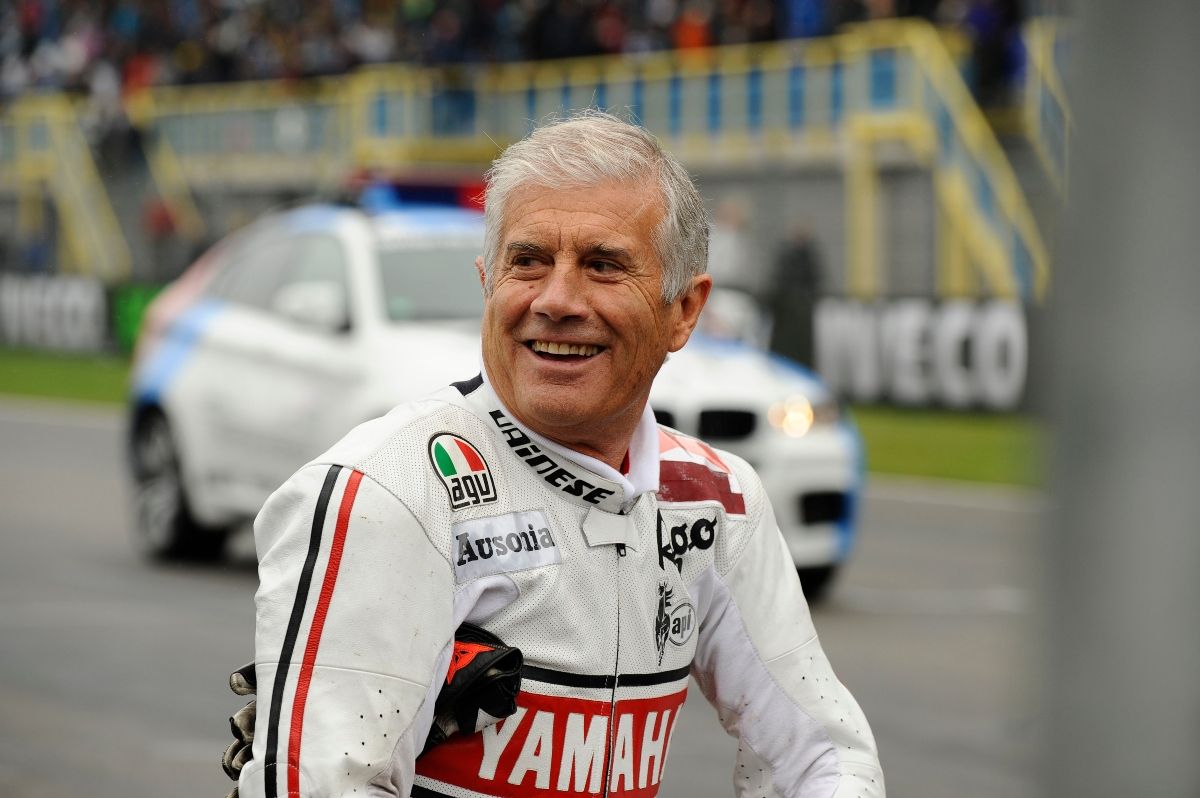 Giacomo Agostini en una foto, ya retirado, con el mono puesto. Fuente: GoldandGoose