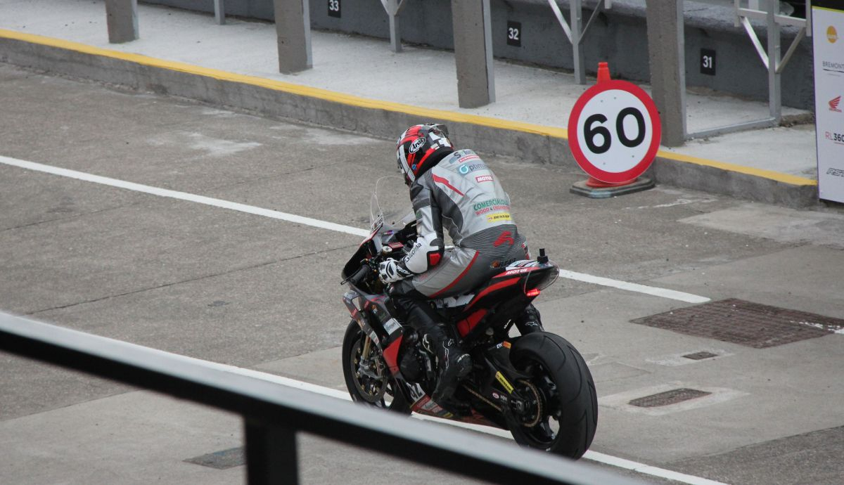Raül Torras en el pit lane sobre la Honda CBR1000RR R SP2 Raül Torras en el pit lane sobre la Honda CBR1000RR R SP2