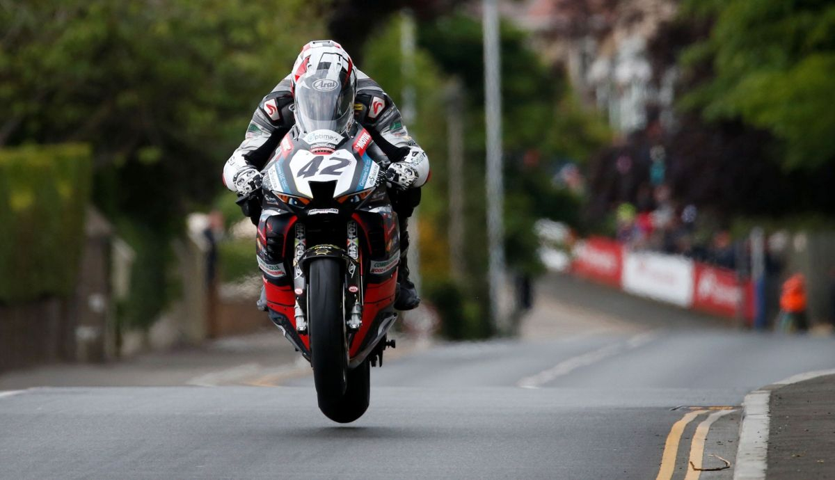 Raül Torras con las dos ruedas de la Honda CBR1000RR R SP2 en el aire durante el IOMTT 2022 Raül Torras con las dos ruedas de la Honda CBR1000RR R SP2 en el aire durante el IOMTT 2022