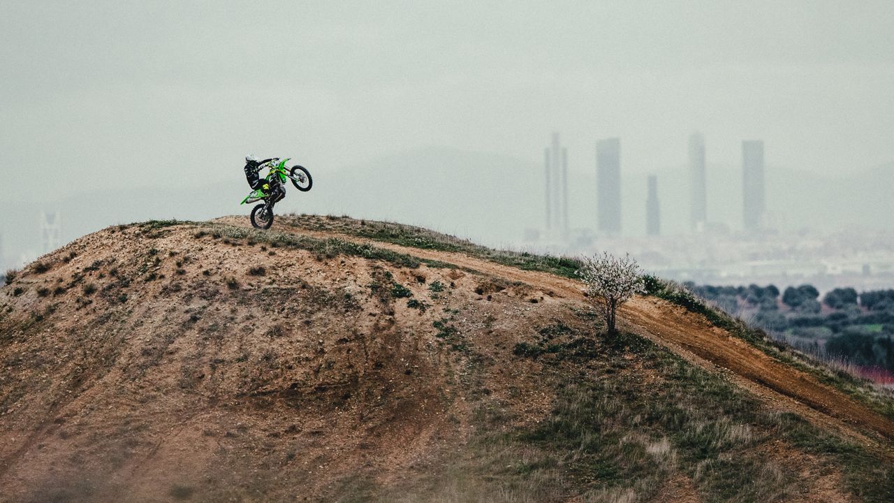 Kawasaki KX 250 DPS circuito cielo (1)