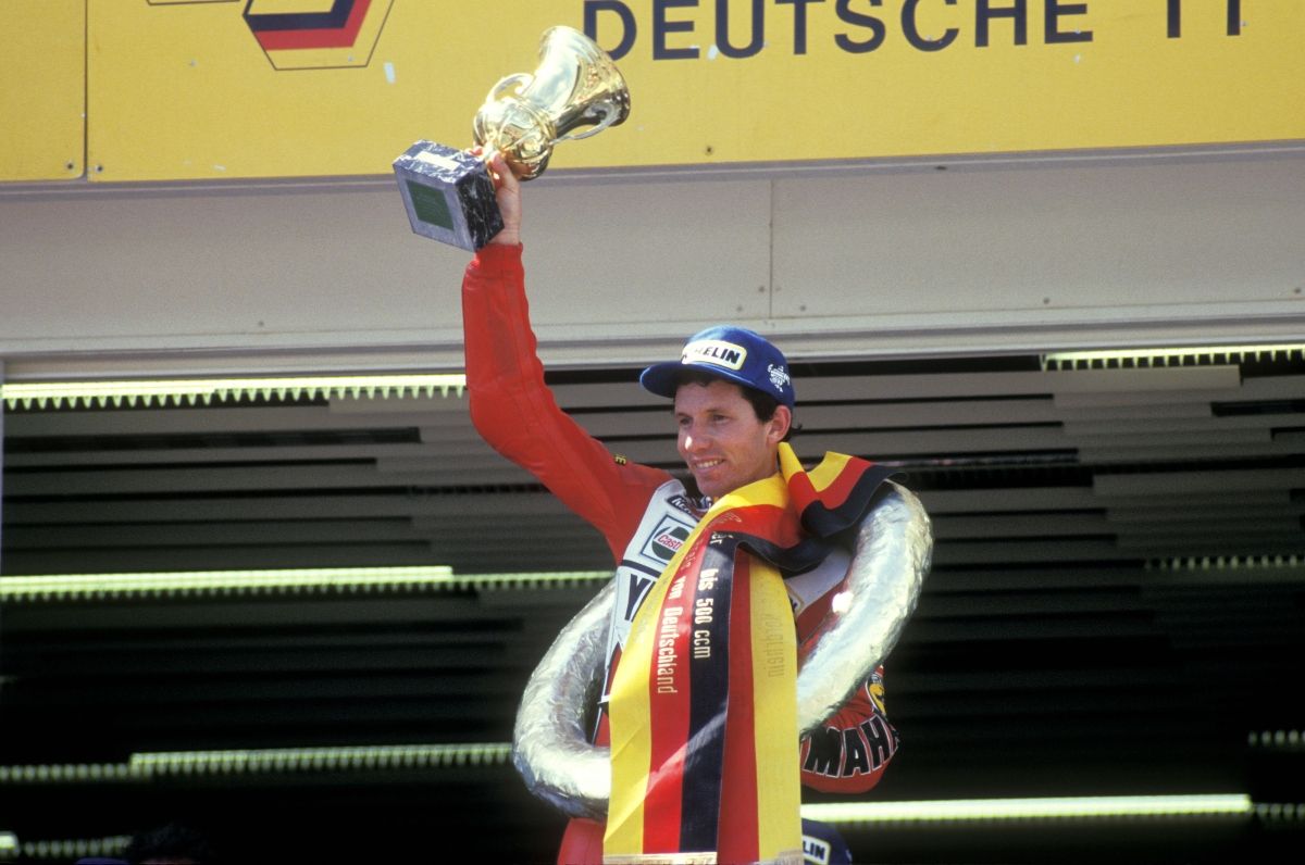 Eddie Lawson celebrando una victoria en el GP de Alemania en 1986. Fuente: Goldandgoose