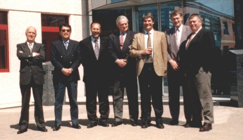 Jorge Cabeza, primero por la izquiera, con varios miembros de la FIM Jorge Cabeza, primero por la izquiera, con varios miembros de la FIM