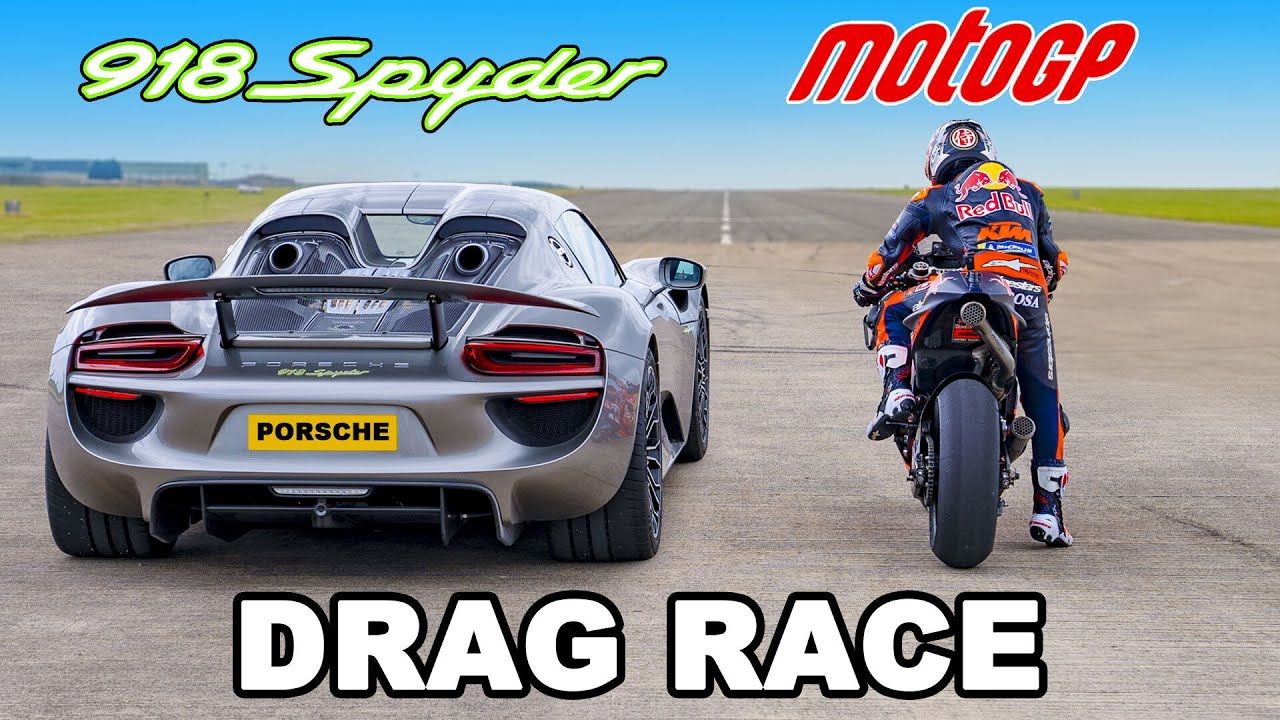 Dani Pedrosa en su KTM RC16 contra un Porsche 918 Spyder