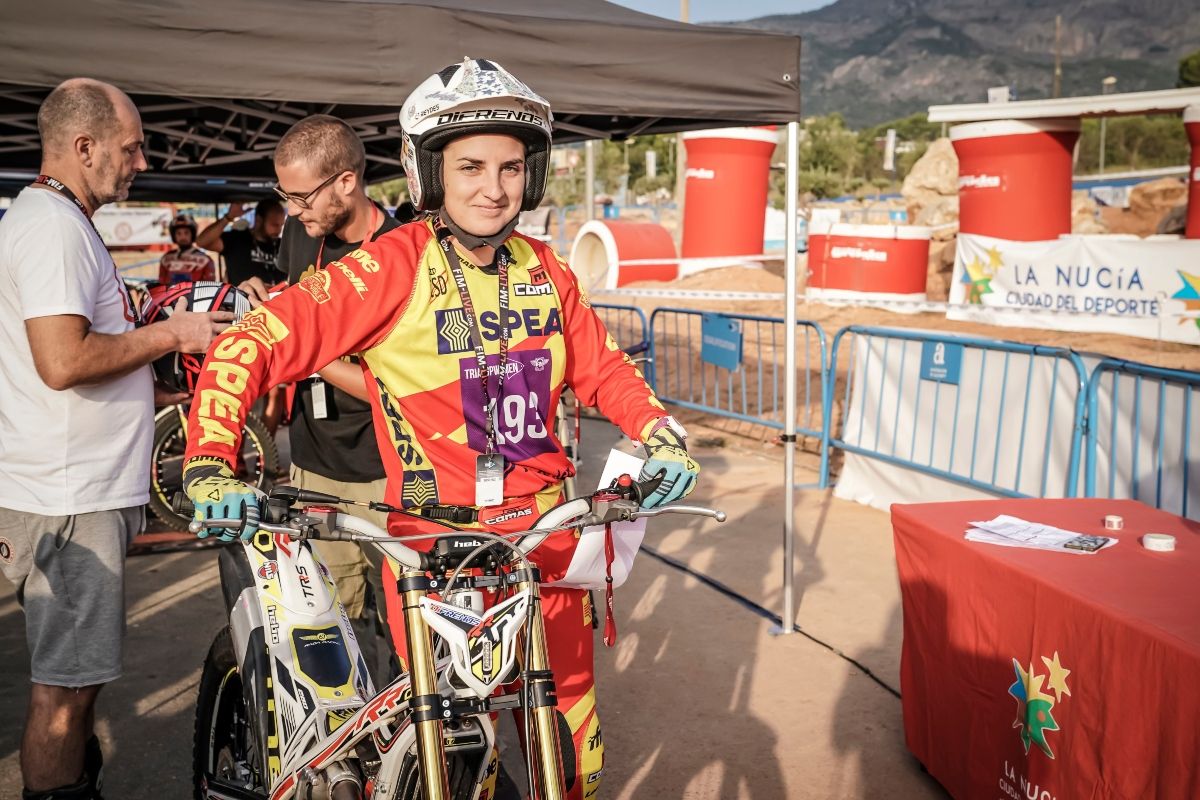 La madrileña Sandra Gómez con su moto. Credit: Pep Segales © FIM