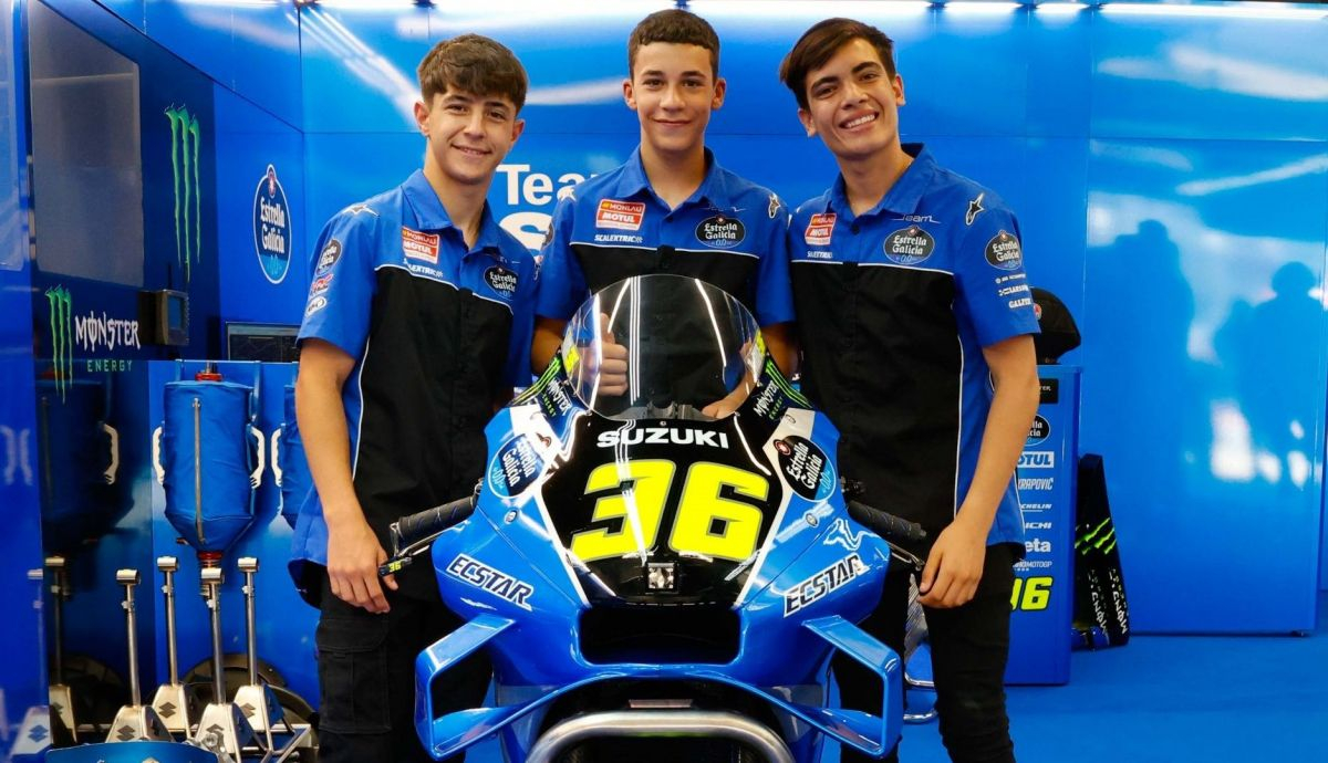 José Antonio Rueda, Ángel Piqueras y Facundo Llambias junto a la Suzuki GSX RR de Joan Mir José Antonio Rueda, Ángel Piqueras y Facundo Llambias junto a la Suzuki GSX RR de Joan Mir