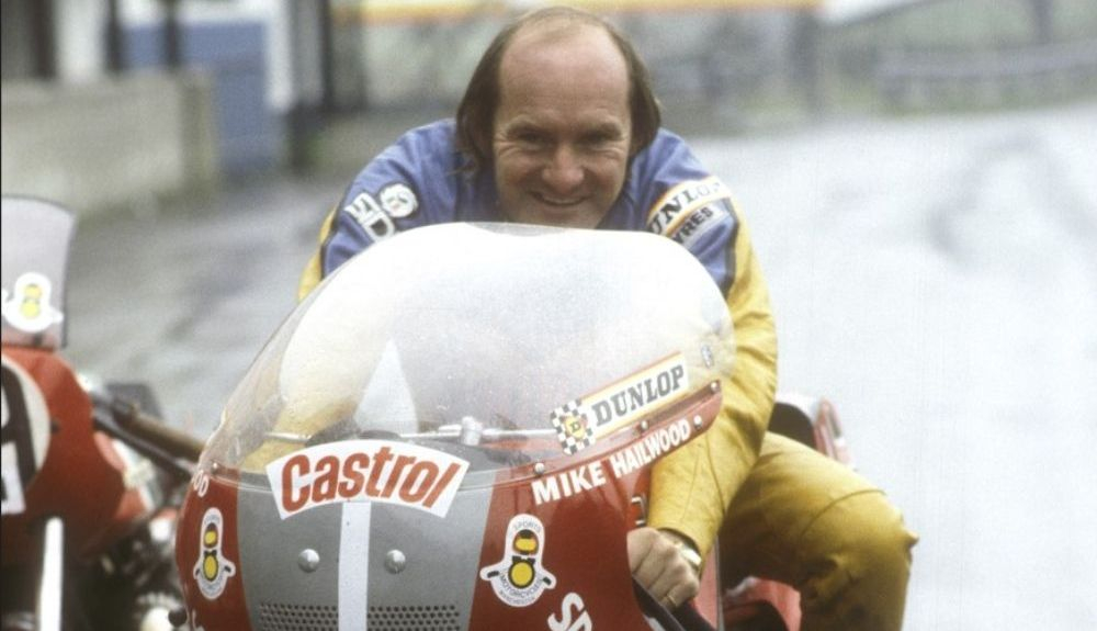 Mike Hailwood subido a su moto. Fuente: GoldandGoose