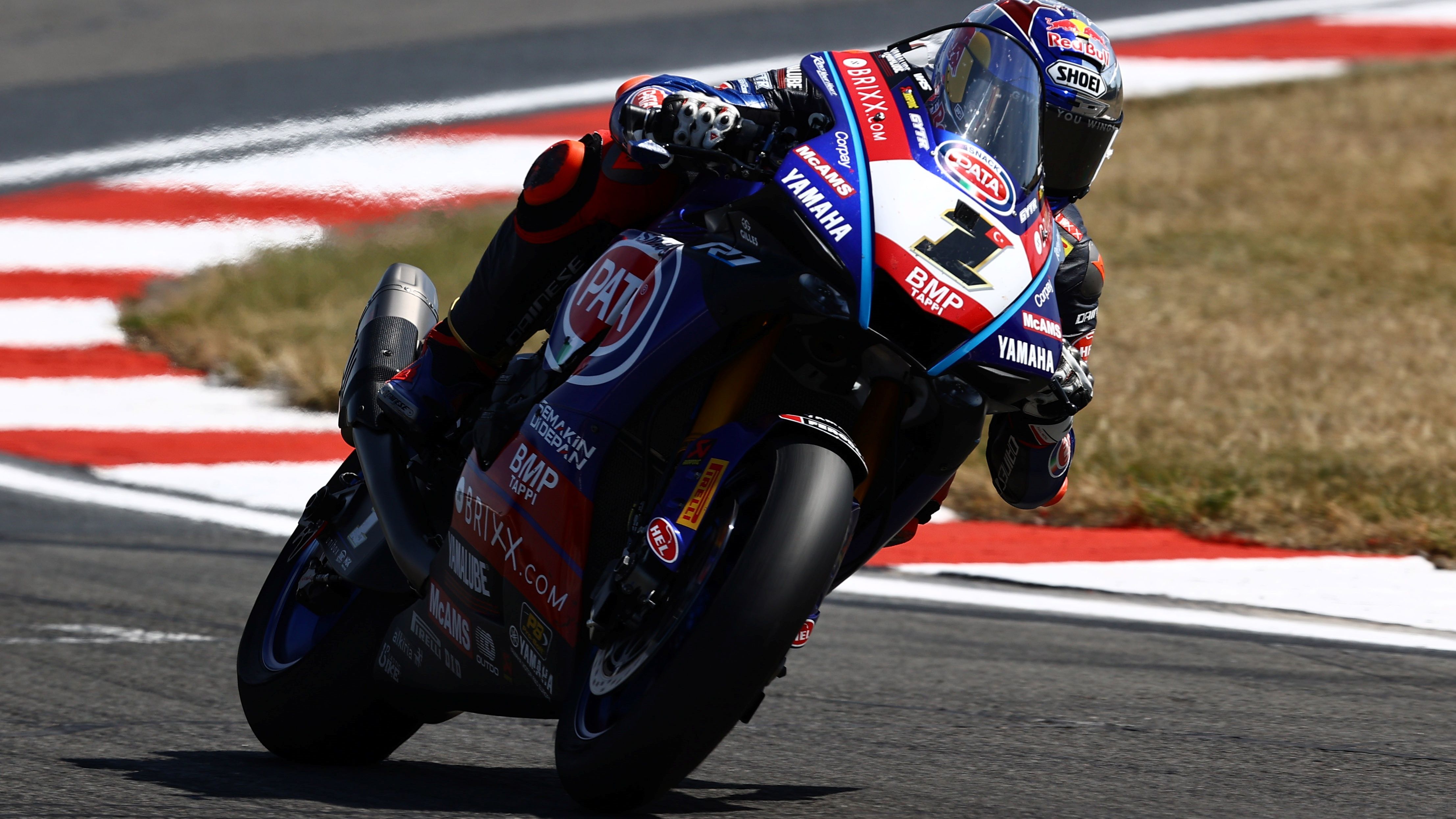 Toprak Razgatlioglu ha ganado la última carrera para hacer el pleno en Donington