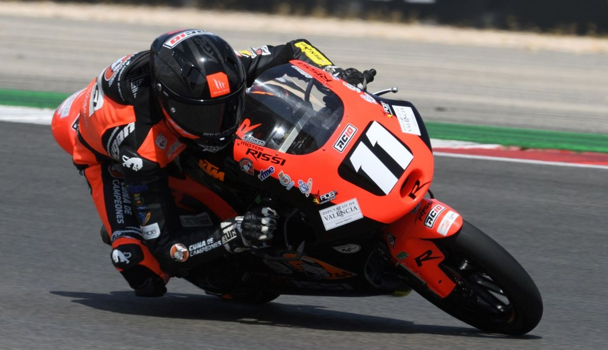 Adrián Cruces ha logrado su primer podio en JuniorGP tras lograr su primera pole Adrián Cruces ha logrado su primer podio en JuniorGP tras lograr su primera pole