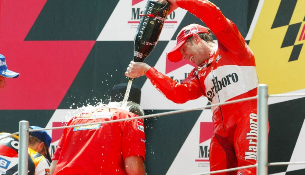 Loris Capirossi celebra la primera victoria para Ducati en MotoGP en 2003. Fuente: Gold & Goose Loris Capirossi celebra la primera victoria para Ducati en MotoGP en 2003. Fuente: Gold & Goose