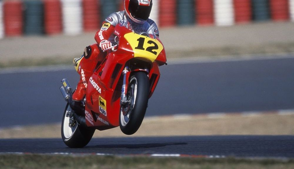 Randy Mamola sobre su moto cuando formaba parte del equipo Cagiva. Fuente: GoldandGoose