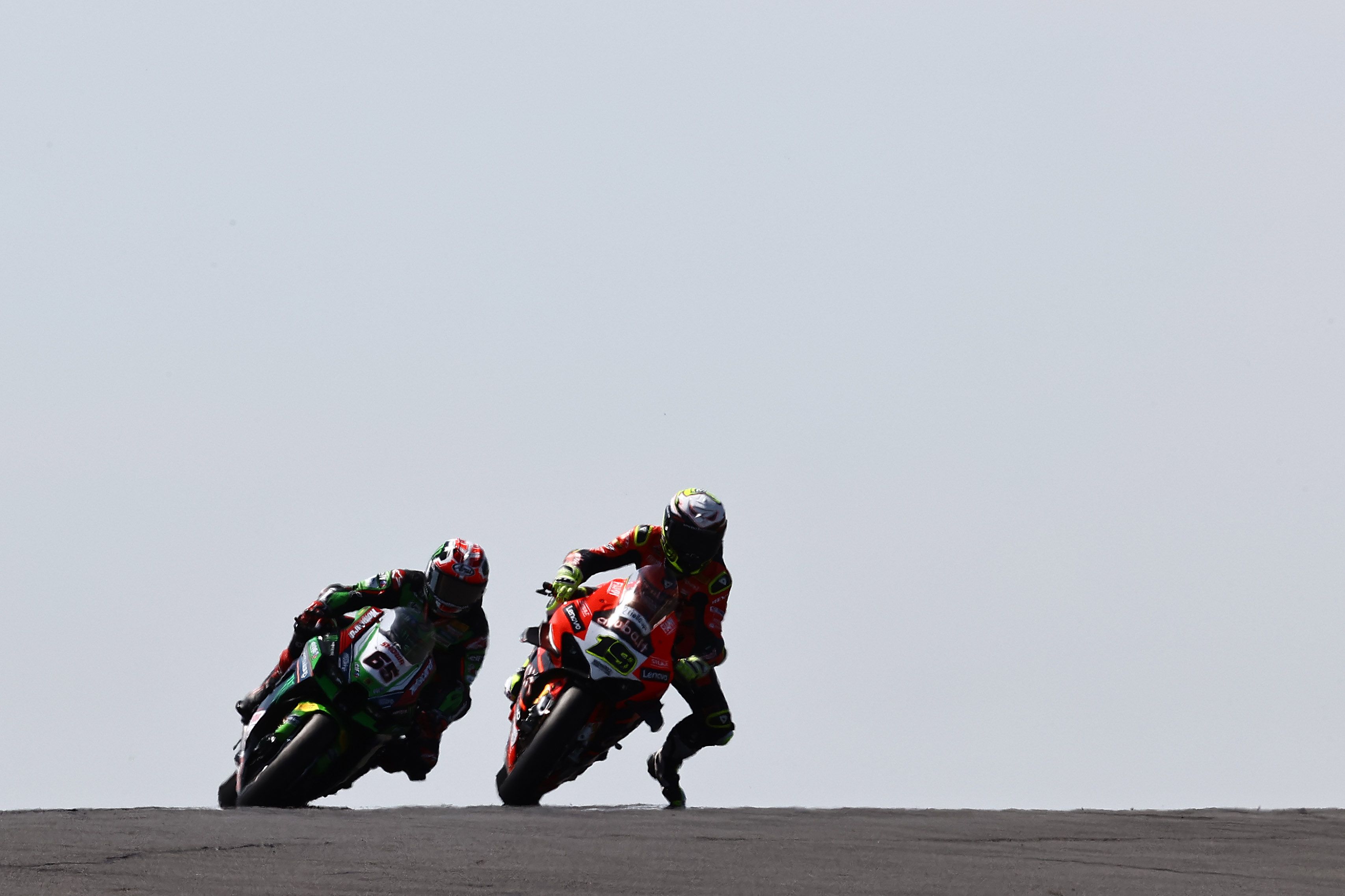 Álvaro Bautista busca el hueco para pasar a Jonathan Rea, WSBK Donington 2022