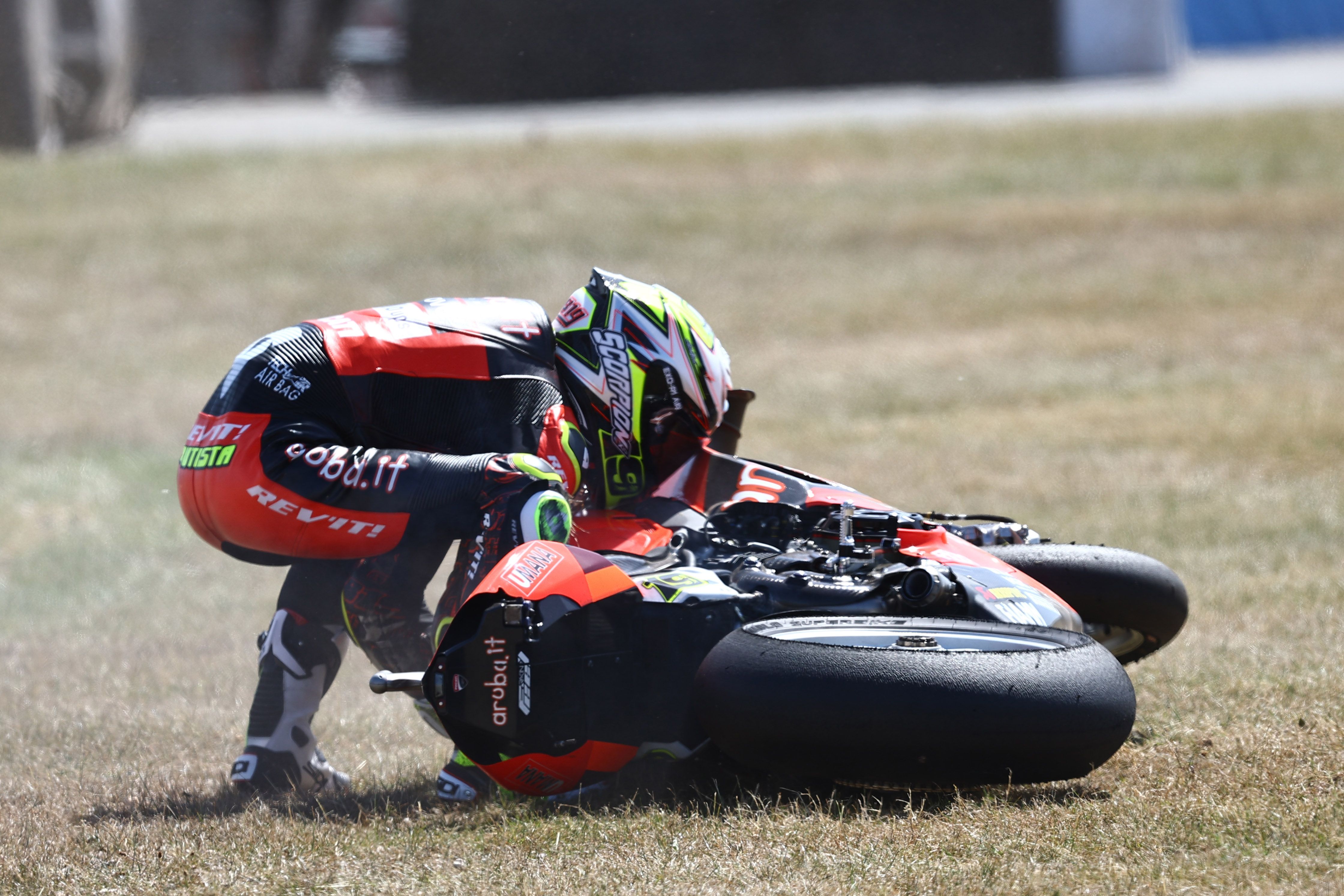 Álvaro Bautista trata de levantar su Ducati, WSBK Donington 2022