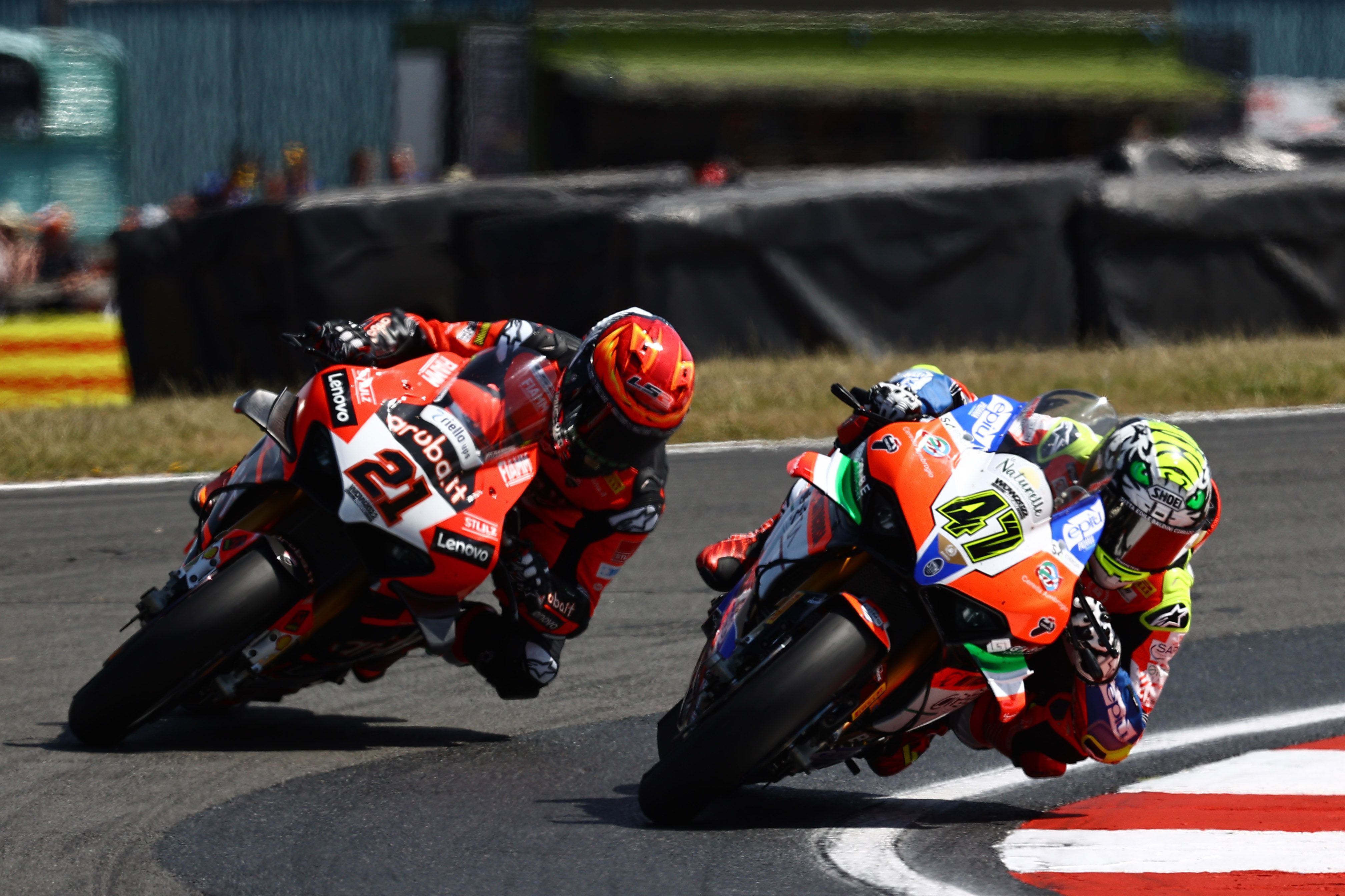 Axel Bassani supera a Michael Rinaldi, WSBK Donington 2022