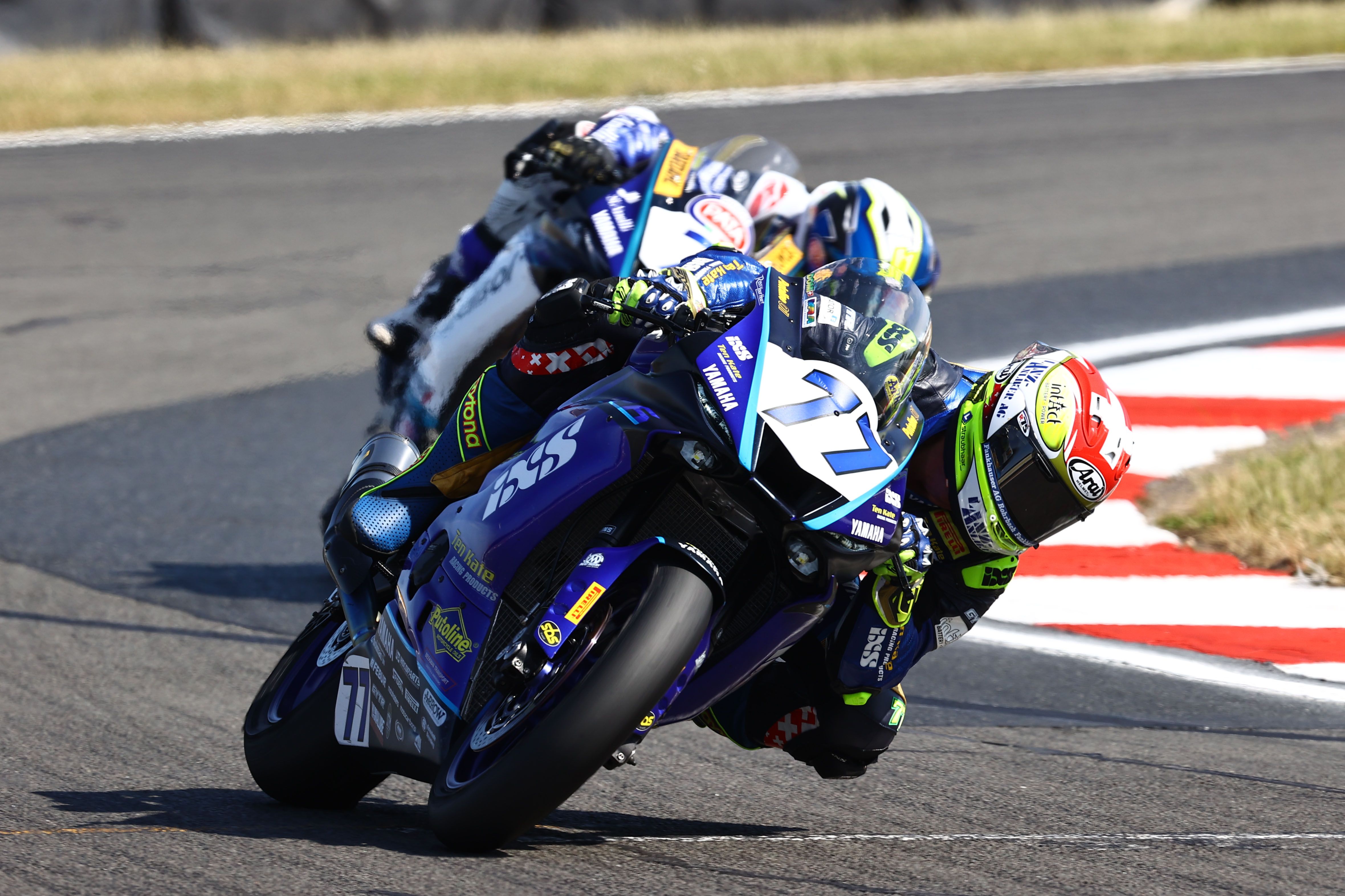 Dominique Aegerter seguido por Lorenzo Baldassarri, WSBK Donington 2022
