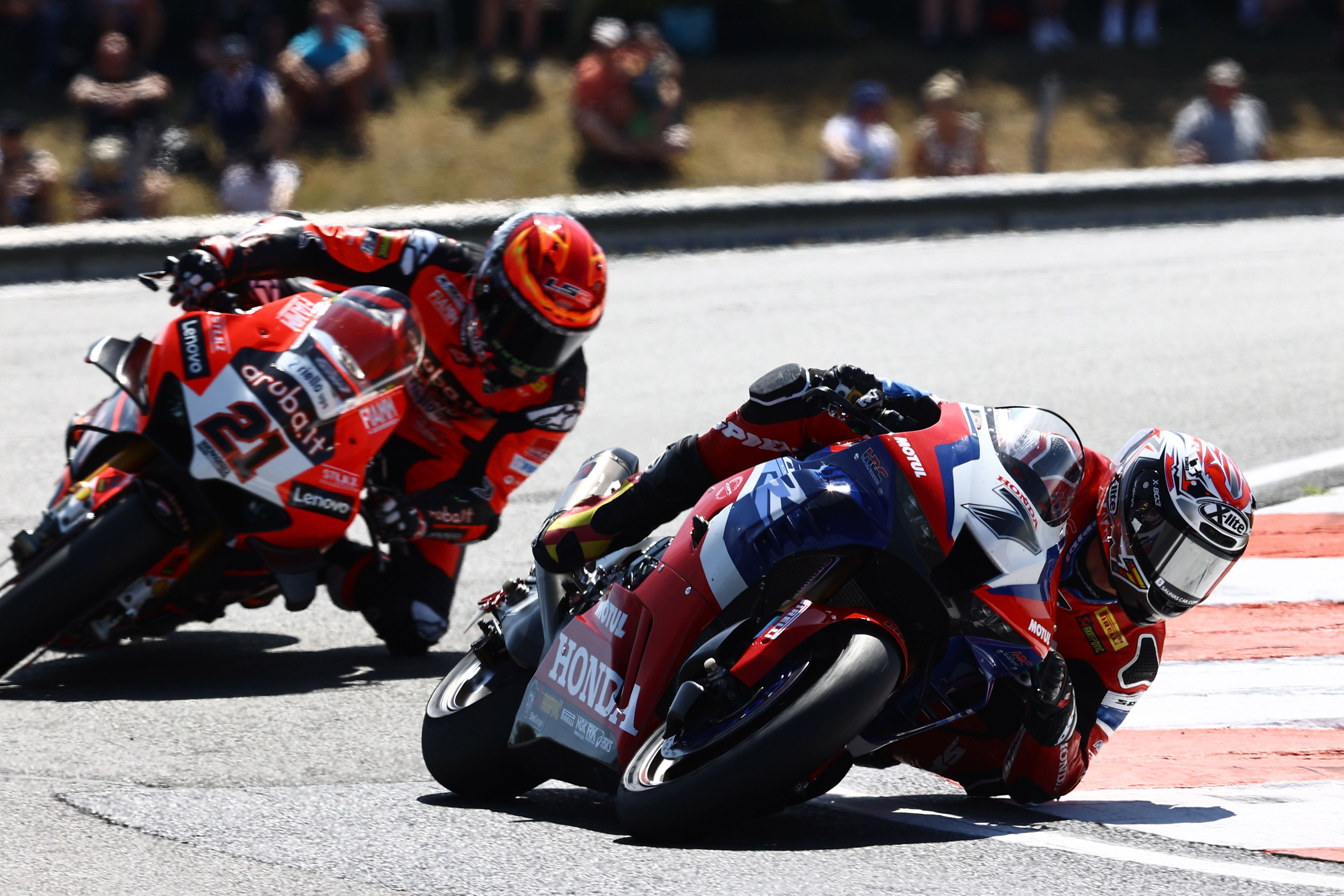 Iker Lecuona por delante de Michael Rinaldi, WSBK Donington 2022