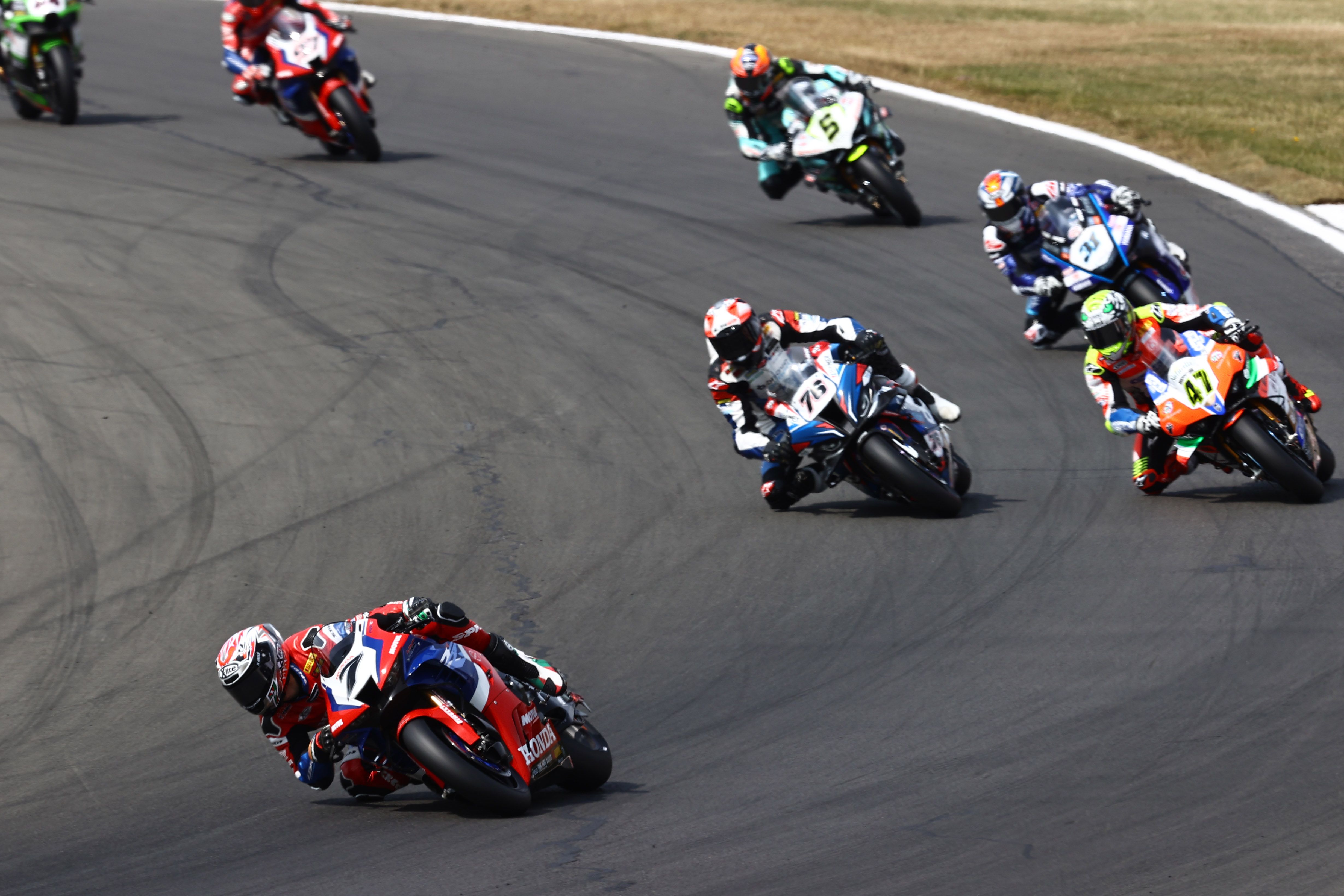 Iker Lecuona seguido por Loris Baz, Axel Bassani, Garrett Gerloff y Philipp Oettl, WSBK Donington 2022