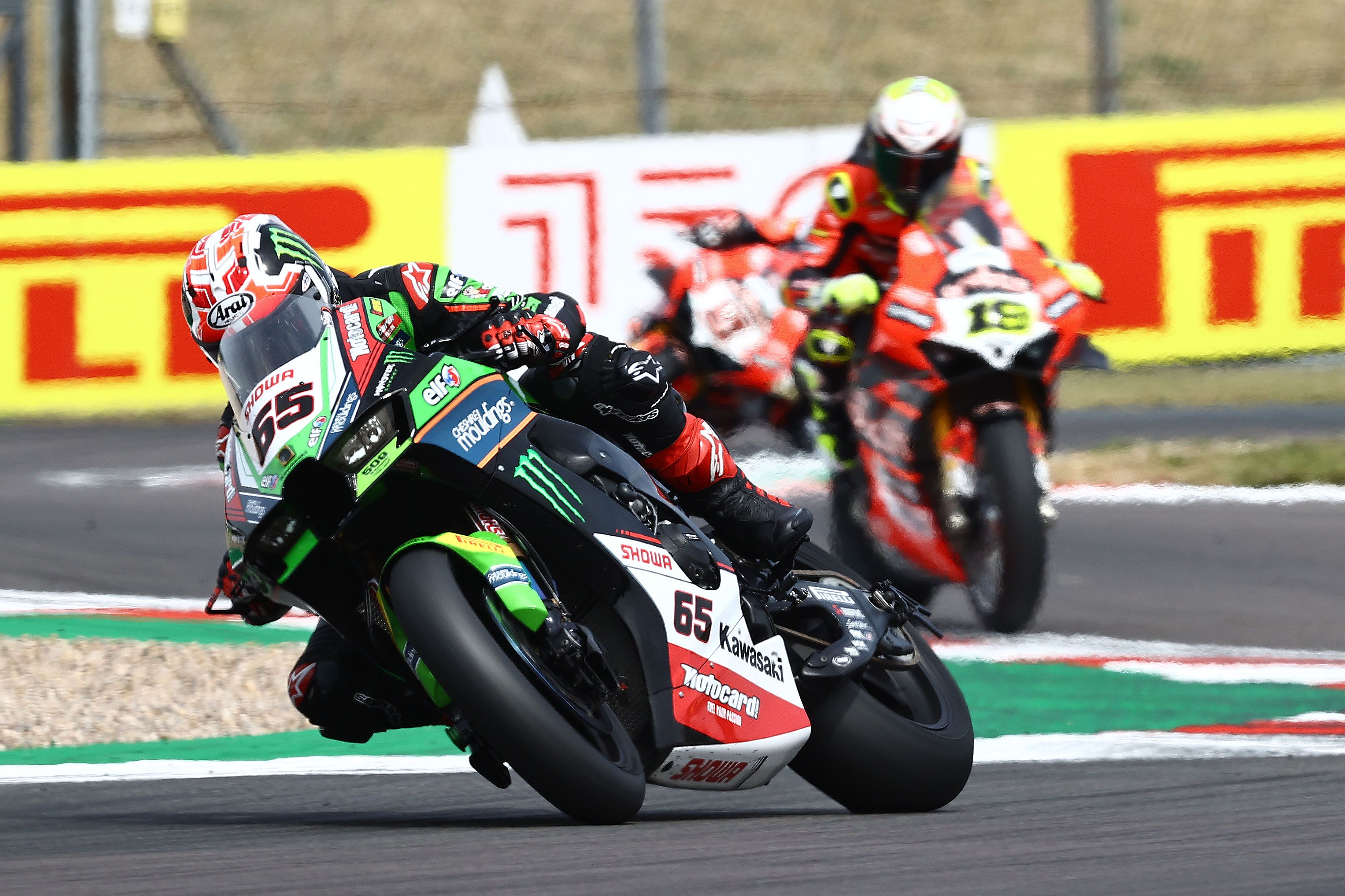 Jonathan Rea derrapa mientras le persigue Álvaro Bautista, WSBK Donington 2022