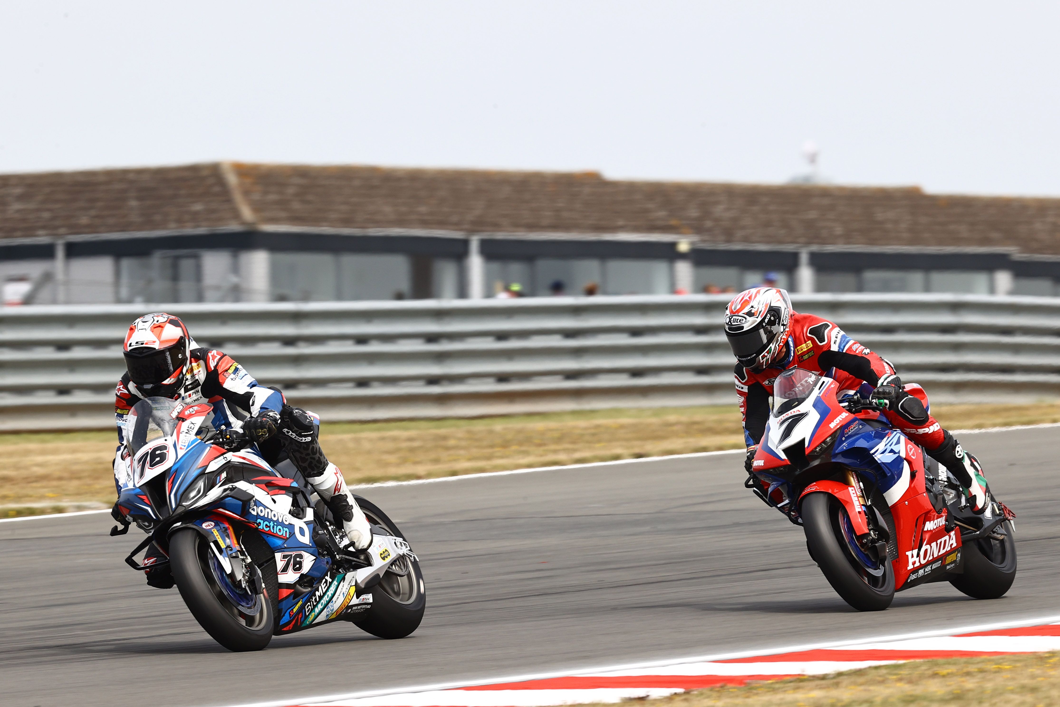Loris Baz delante de Iker Lecuona, WSBK Donington 2022