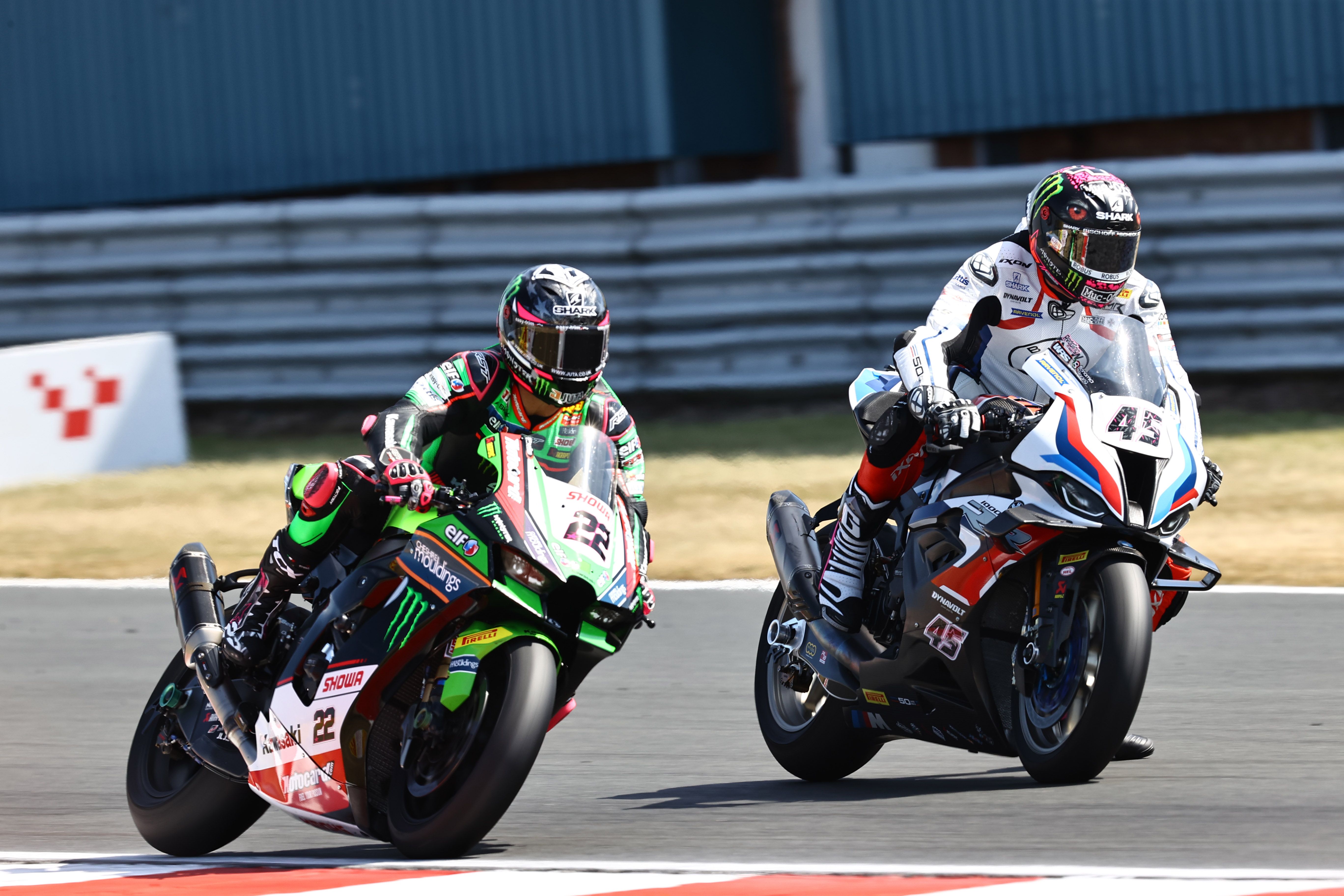 Scott Redding apura la frenada ante Alex Lowes, WSBK Donington 2022