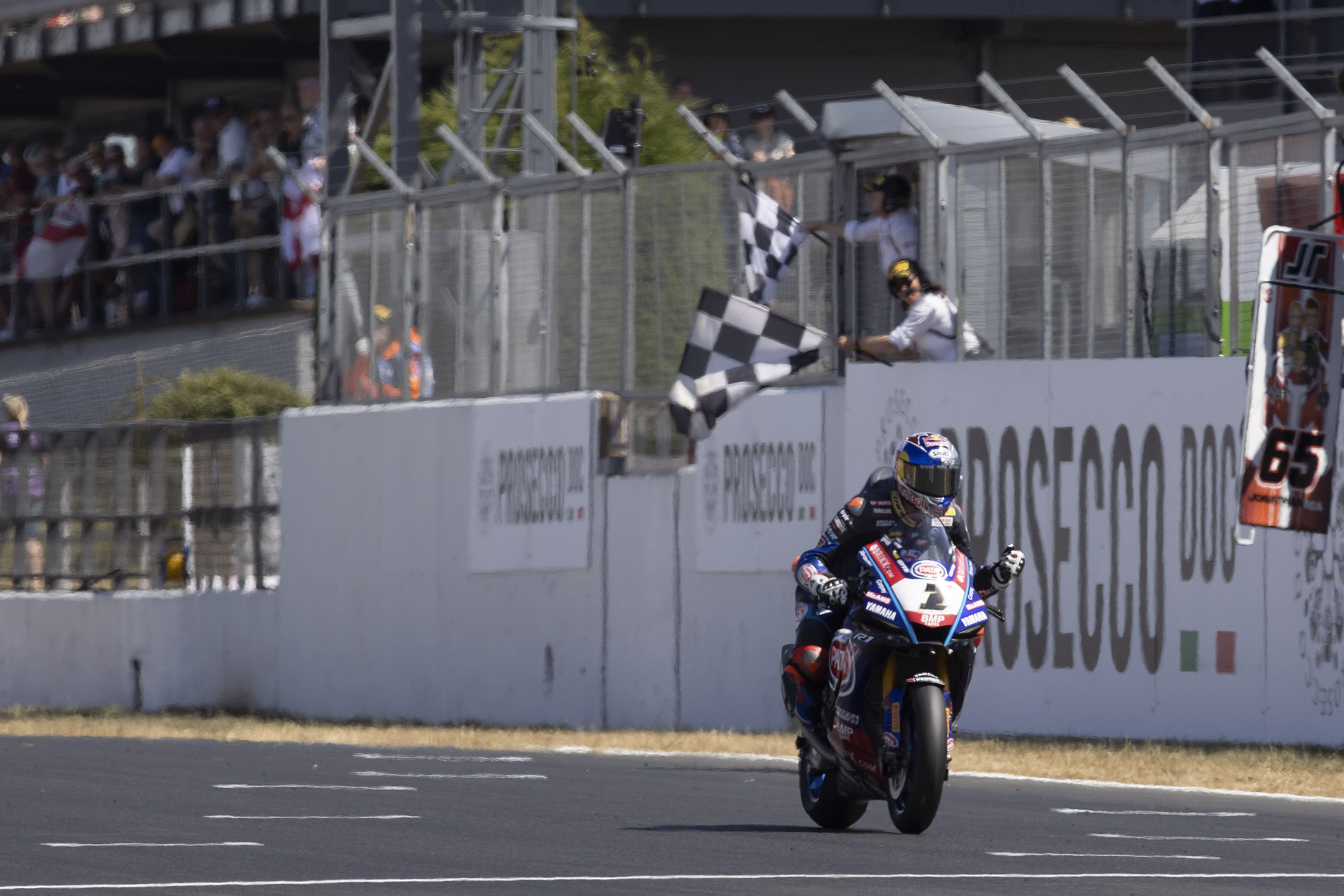 Toprak Razgatlioglu festeja la victoria, WSBK Donington 2022