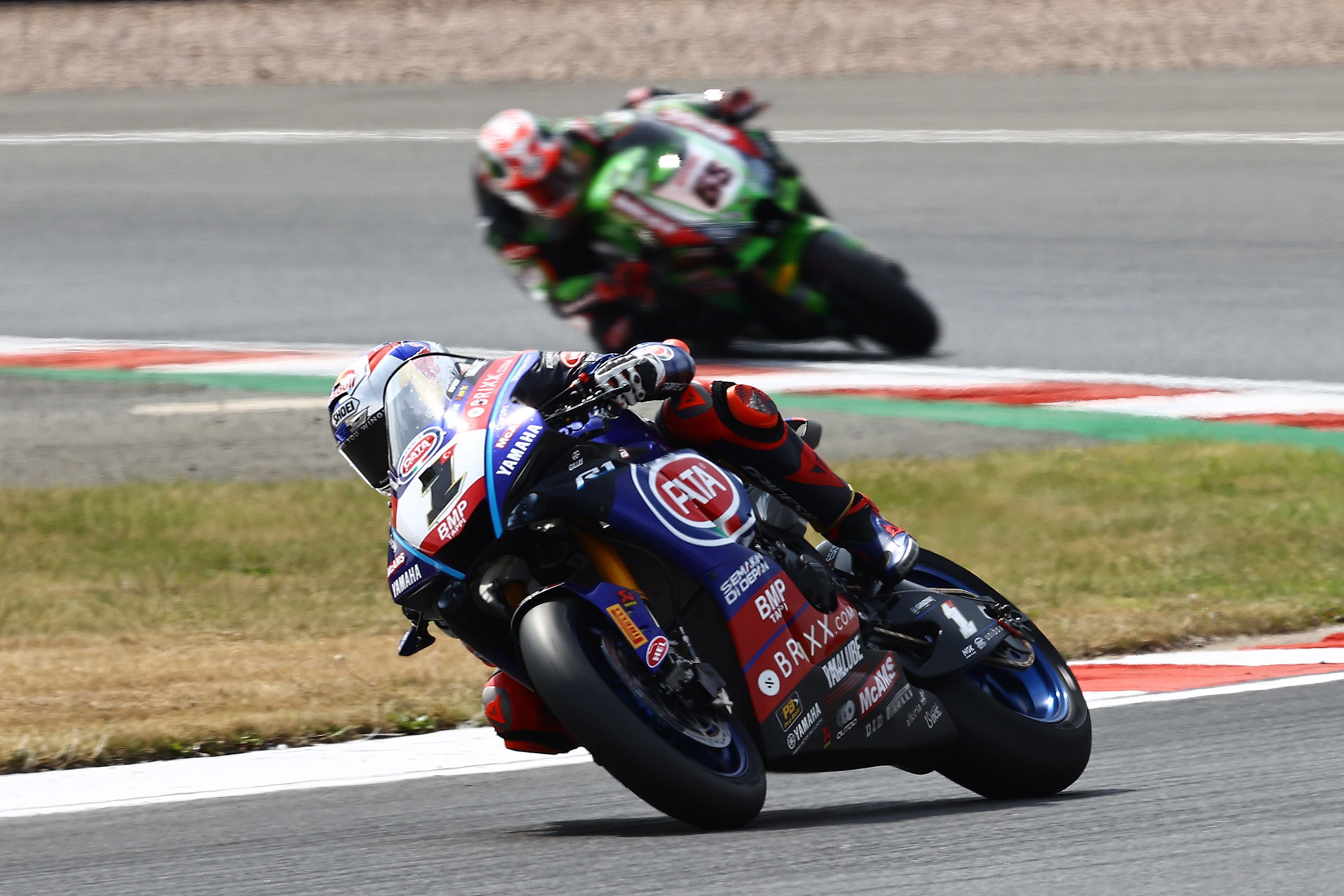 Toprak Razgatlioglu seguido en la distancia por Jonathan Rea, WSBK Donington 2022