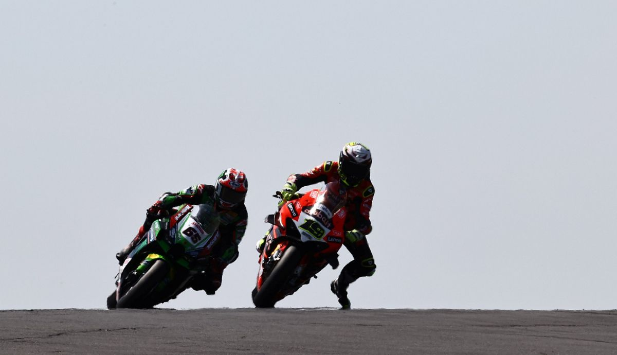 Álvaro Bautista busca el hueco para pasar a Jonathan Rea