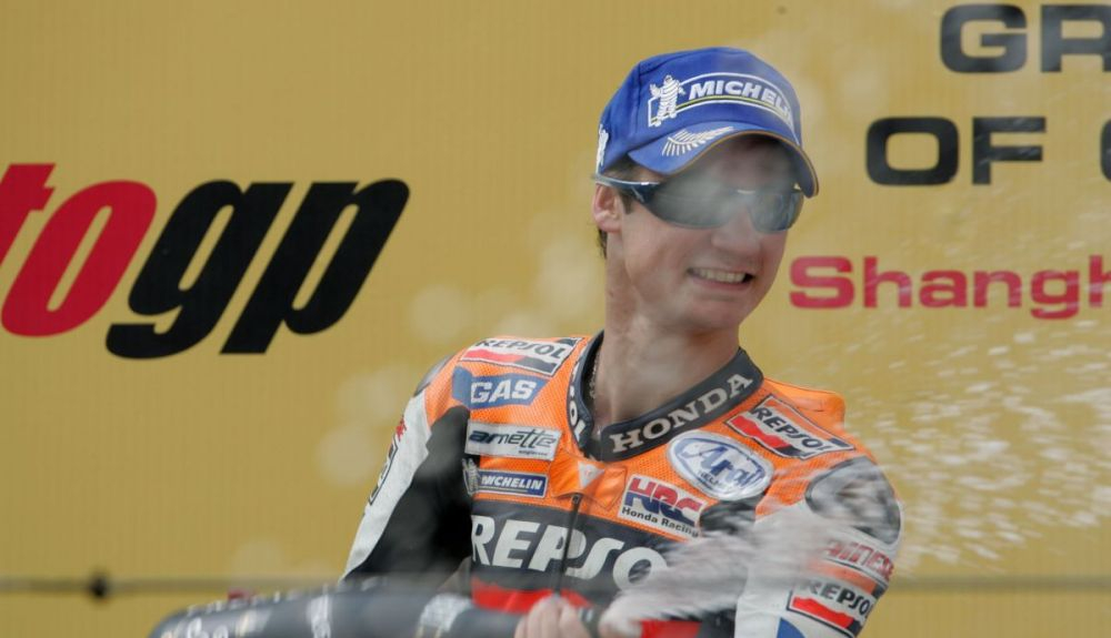 Dani Pedrosa celebrando en China 2006. Fuente: Gold & Goose Dani Pedrosa celebrando en China 2006. Fuente: Gold & Goose