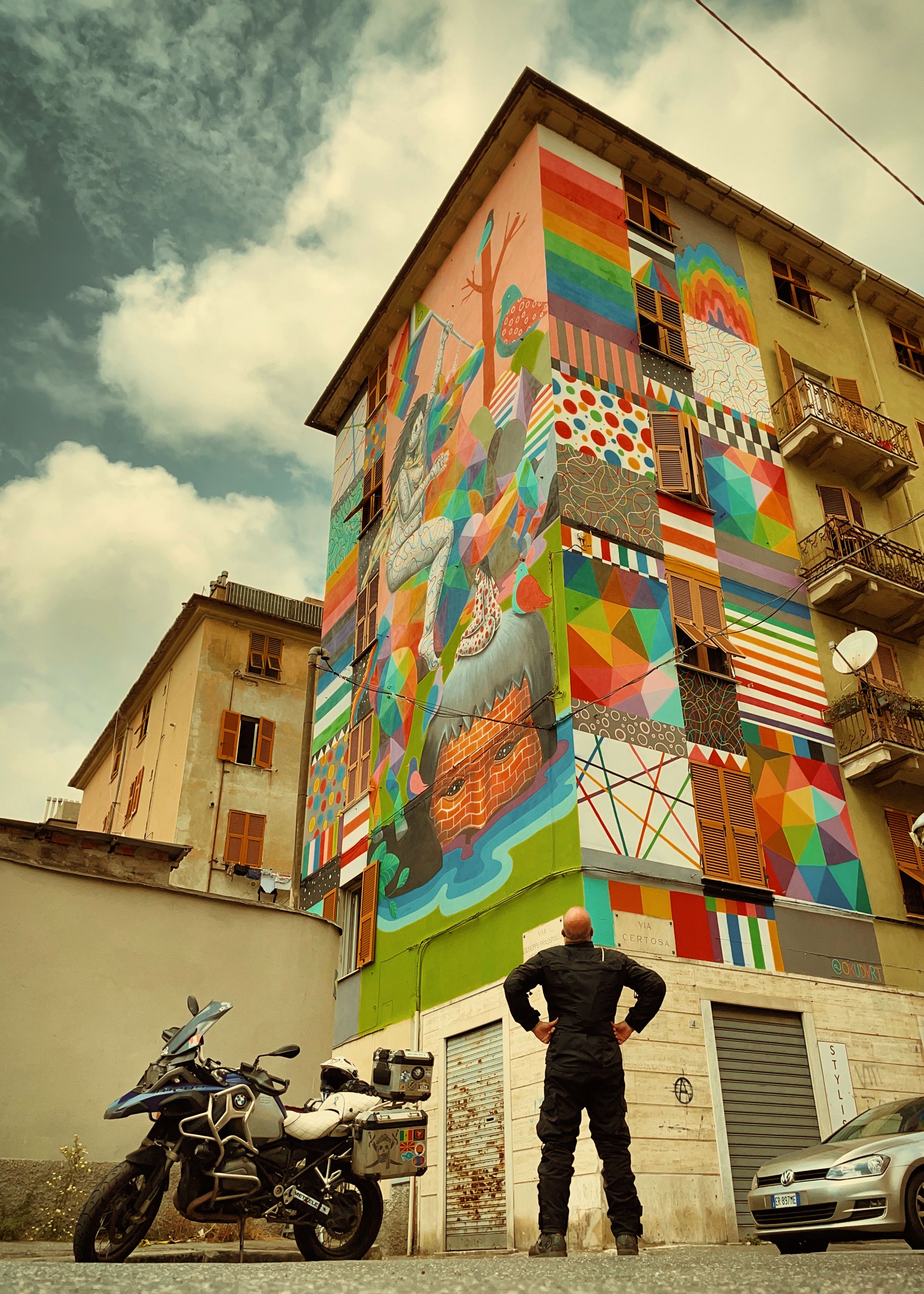 Impresionante el mural de Okuda en Génova