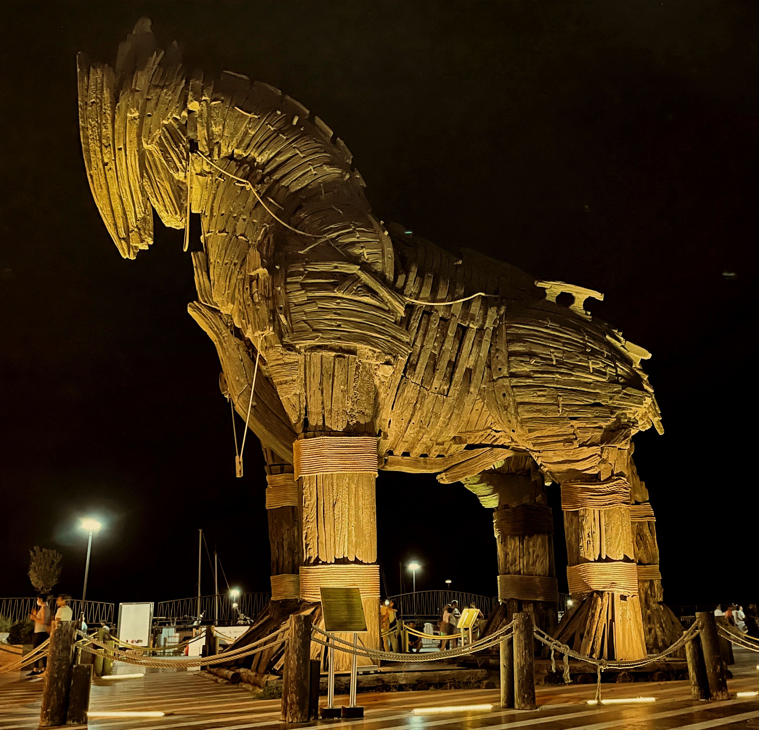 Otra vez el caballo de Troya, aunque sea de noche