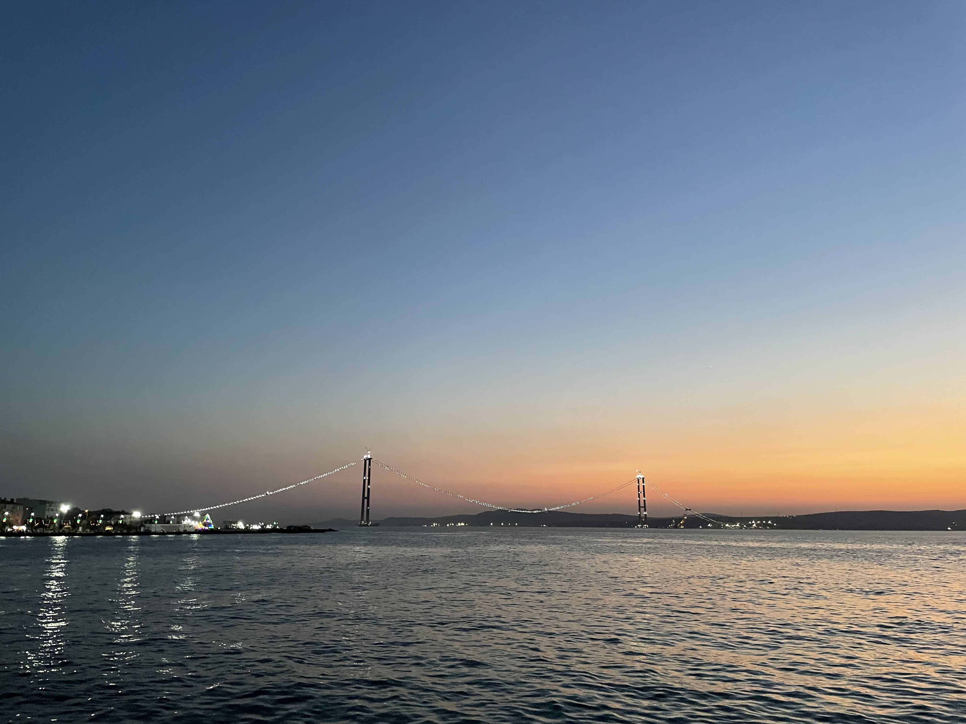 Se pone el sol en el Mármara y su puente casi terminado.jpeg